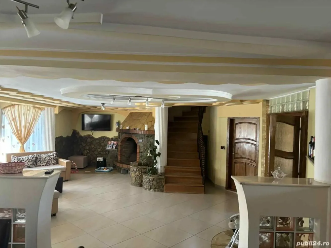 Vând casă zona Micro 17 - Vând casă zona Micro 17 ,compusă din P+M La parter :hol,living,baie ,bucătărie ,cămară ,sală de mese La etaj : hol,4 camere ,baie ,plus o cameră cu baie cu intrare separată din curte ! Casa mai deține :garaj ,loc pentru centrala pe lemne,lemnărie,beci . Încălzirea se poate realiza atât pe gaz cat și pe lemne. Casa nu are acces auto în curte! Casa necesită mici investiții ,acceptăm și schimb cu apartament plus diferență . Casa se vinde parțial mobilată . Prețul este negociabil !
