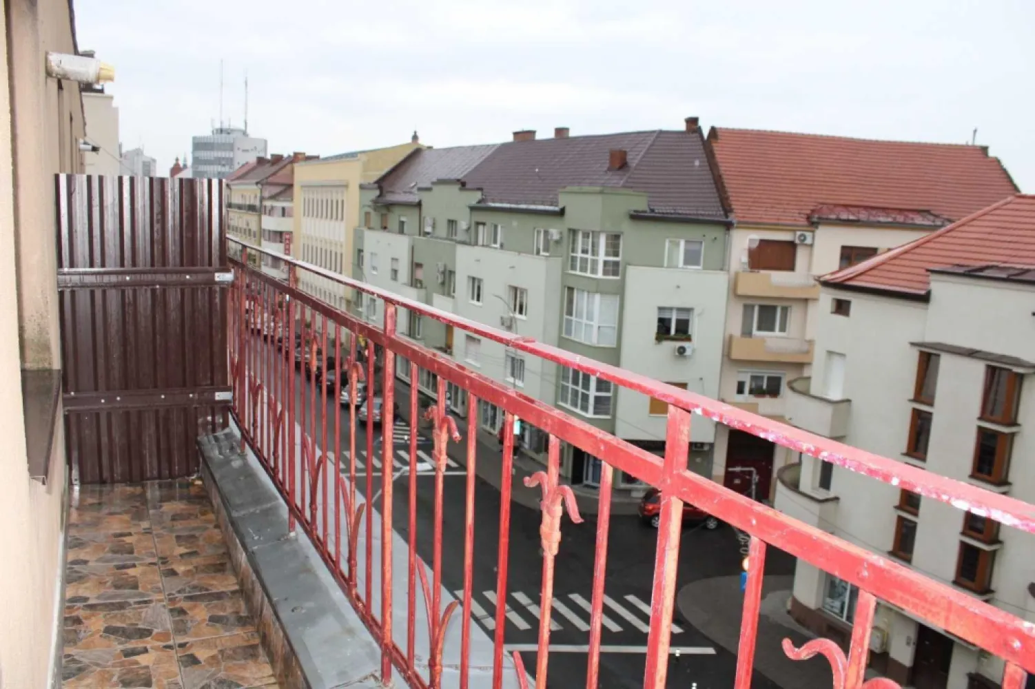BRASADAS vinde ap 2 cam etaj 4/4 ULTRACENTRAL - Agentia Imobiliara BRASADAS vinde apartament cu doua camere, 60 m utili, situat la etajul 4 din 4 in zonă ultracentrală. -Compartimentare practică: living open-space cu bucătăria, 1 dormitor, balcon și baie. -Aproape de magazine, transport și toate facilitățile. Www.brasadas.com