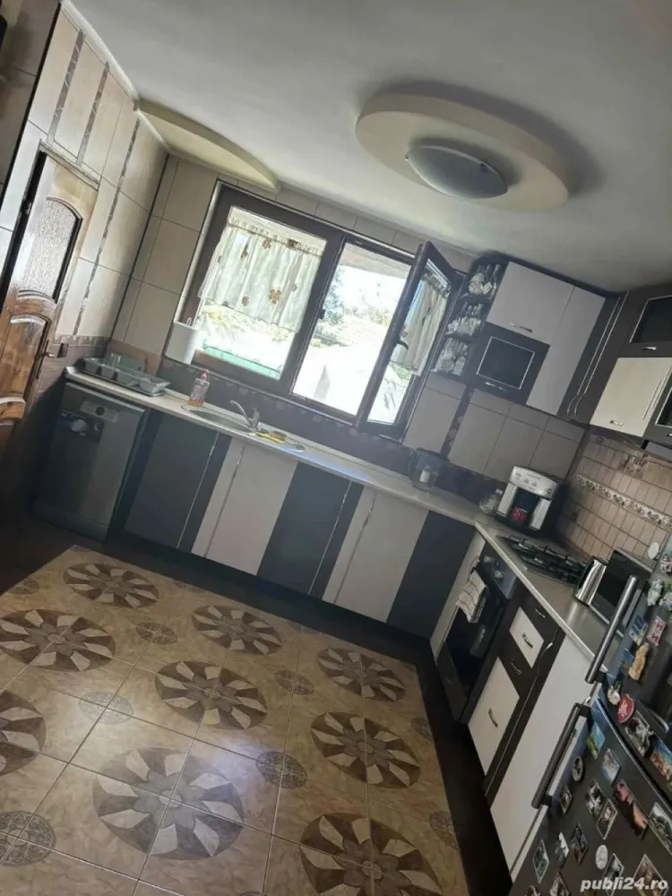 Vând casă zona Micro 17 - Vând casă zona Micro 17 ,compusă din P+M La parter :hol,living,baie ,bucătărie ,cămară ,sală de mese La etaj : hol,4 camere ,baie ,plus o cameră cu baie cu intrare separată din curte ! Casa mai deține :garaj ,loc pentru centrala pe lemne,lemnărie,beci . Încălzirea se poate realiza atât pe gaz cat și pe lemne. Casa nu are acces auto în curte! Casa necesită mici investiții ,acceptăm și schimb cu apartament plus diferență . Casa se vinde parțial mobilată . Prețul este negociabil !