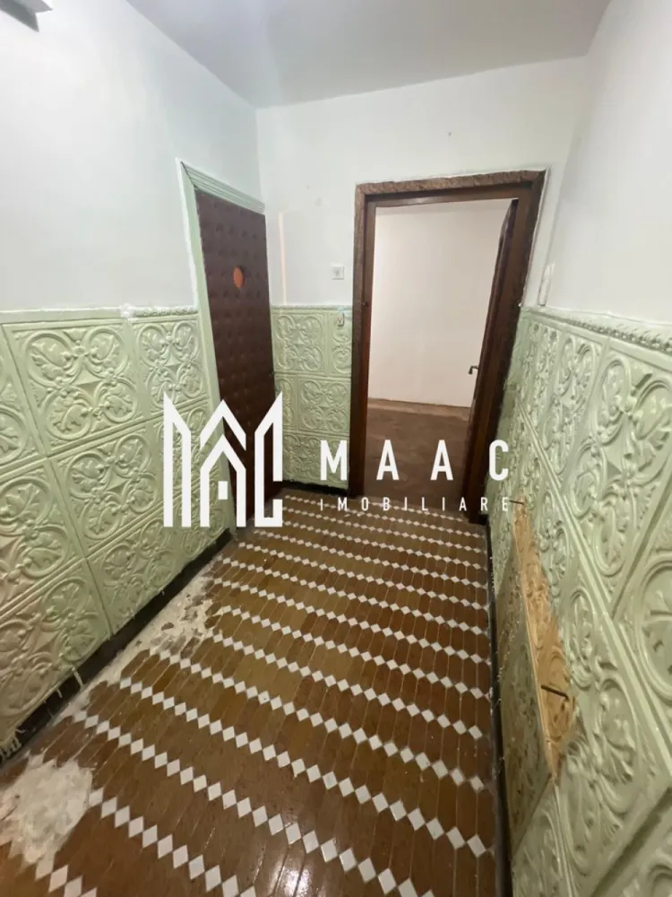 Apartament 2 camere | Ostroveni | Parter - Apartament cu 2 camere – Parter, Cartier Ostroveni – Pretabil și pentru spațiu comercial MAAC Imobiliare vă oferă spre vânzare un apartament cu 2 camere, situat la parter, în unul dintre cele mai căutate cartiere ale orașului – Ostroveni. Locația este excelentă, având în apropiere multiple instituții, magazine și puncte de interes, oferind acces facil către toate zonele importante ale orașului. Zonă: Ostroveni Etaj: Parter Suprafață totală utila cu balcon 44mp, suprafata totala fara balcon 39mp. Compartimentare: funcțională Stare: necesită renovare Datorită poziționării sale strategice, apartamentul este pretabil atât pentru locuință, cât și pentru activități comerciale – cum ar fi birou, cabinet, magazin sau salon. Avantaje: * Parter – acces facil, vizibilitate excelentă * Suprafață totală de 44 mp * Zonă circulată, aproape de instituții și magazine * Poate fi amenajat după preferințele viitorului proprietar * Ideal pentru locuință sau pentru deschiderea unei afaceri Pentru mai multe informații și pentru programarea unei vizionări, contactați MAAC Imobiliare. id: CP2784606 - SP }}