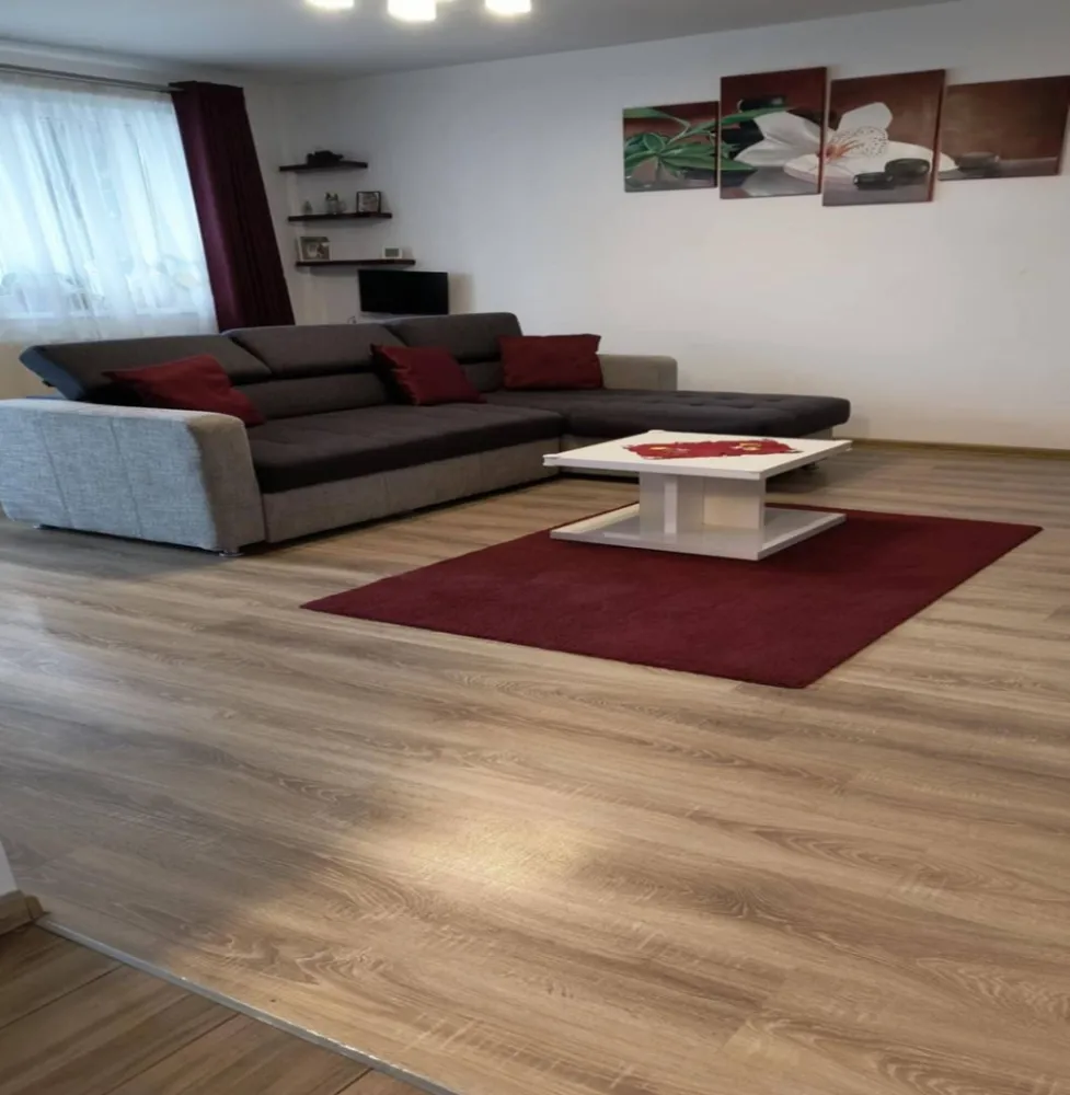 BRASADAS vinde ap 3 cam etaj 3/4 în Floreşti. - Agentia Imobiliara BRASADAS vinde apartament compus din living+bucătărie tip open space, 2 dormitoare, baie si hol in totalitate 67 m2. Apartamentul mai dispune si de 2 balcoane mari, la etajul 3 din 4. Are o orientare E-V, cu multa lumina naturala. Întreținerea este foarte mica, având doar 2 pereți exteriori. Se vinde complet mobilat si utilat cum se vede in poze, incluzând CT, AC cu wifi in garanție, combina frigorifică, mașină de spălat vase, mașină de spălat haine clasa A in garanție, hotă, plită pe gaz, cuptor electric, cuptor cu microunde. Zona este liniștită. La 10 minute de mers pe jos se găsește stație de transport in comun, grădinița, scoală si magazine. Se poate închiria parcare îngrădita, supravghetă si cu poarta automata chiar in fața imobilului la prețul de 150 ron/lună. Www.brasadas.com.