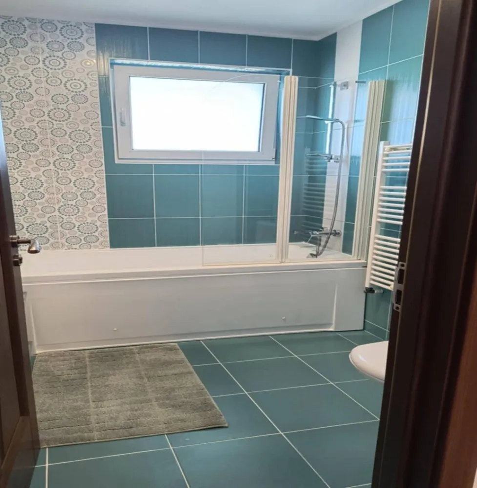 BRASADAS vinde ap 3 cam etaj 3/4 în Floreşti. - Agentia Imobiliara BRASADAS vinde apartament compus din living+bucătărie tip open space, 2 dormitoare, baie si hol in totalitate 67 m2. Apartamentul mai dispune si de 2 balcoane mari, la etajul 3 din 4. Are o orientare E-V, cu multa lumina naturala. Întreținerea este foarte mica, având doar 2 pereți exteriori. Se vinde complet mobilat si utilat cum se vede in poze, incluzând CT, AC cu wifi in garanție, combina frigorifică, mașină de spălat vase, mașină de spălat haine clasa A in garanție, hotă, plită pe gaz, cuptor electric, cuptor cu microunde. Zona este liniștită. La 10 minute de mers pe jos se găsește stație de transport in comun, grădinița, scoală si magazine. Se poate închiria parcare îngrădita, supravghetă si cu poarta automata chiar in fața imobilului la prețul de 150 ron/lună. Www.brasadas.com.