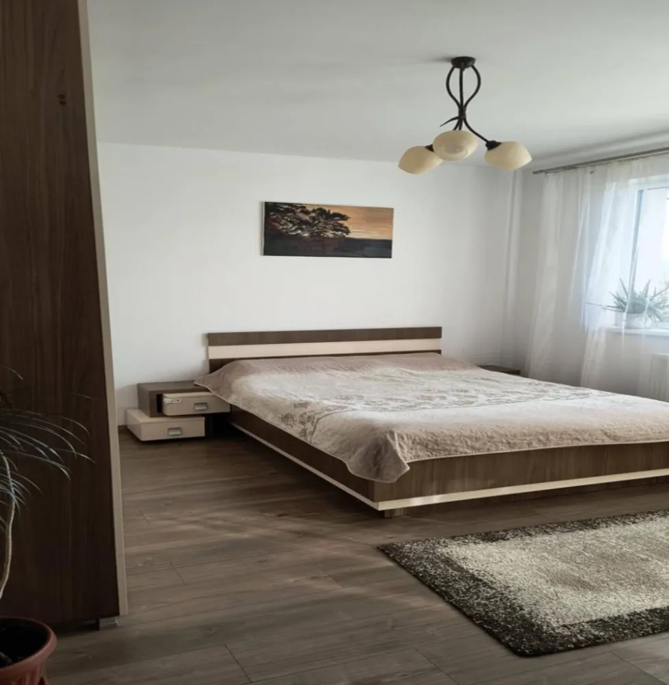 BRASADAS vinde ap 3 cam etaj 3/4 în Floreşti. - Agentia Imobiliara BRASADAS vinde apartament compus din living+bucătărie tip open space, 2 dormitoare, baie si hol in totalitate 67 m2. Apartamentul mai dispune si de 2 balcoane mari, la etajul 3 din 4. Are o orientare E-V, cu multa lumina naturala. Întreținerea este foarte mica, având doar 2 pereți exteriori. Se vinde complet mobilat si utilat cum se vede in poze, incluzând CT, AC cu wifi in garanție, combina frigorifică, mașină de spălat vase, mașină de spălat haine clasa A in garanție, hotă, plită pe gaz, cuptor electric, cuptor cu microunde. Zona este liniștită. La 10 minute de mers pe jos se găsește stație de transport in comun, grădinița, scoală si magazine. Se poate închiria parcare îngrădita, supravghetă si cu poarta automata chiar in fața imobilului la prețul de 150 ron/lună. Www.brasadas.com.
