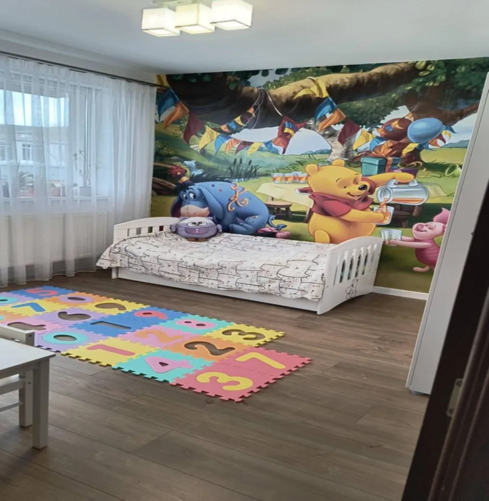 BRASADAS vinde ap 3 cam etaj 3/4 în Floreşti. - Agentia Imobiliara BRASADAS vinde apartament compus din living+bucătărie tip open space, 2 dormitoare, baie si hol in totalitate 67 m2. Apartamentul mai dispune si de 2 balcoane mari, la etajul 3 din 4. Are o orientare E-V, cu multa lumina naturala. Întreținerea este foarte mica, având doar 2 pereți exteriori. Se vinde complet mobilat si utilat cum se vede in poze, incluzând CT, AC cu wifi in garanție, combina frigorifică, mașină de spălat vase, mașină de spălat haine clasa A in garanție, hotă, plită pe gaz, cuptor electric, cuptor cu microunde. Zona este liniștită. La 10 minute de mers pe jos se găsește stație de transport in comun, grădinița, scoală si magazine. Se poate închiria parcare îngrădita, supravghetă si cu poarta automata chiar in fața imobilului la prețul de 150 ron/lună. Www.brasadas.com.