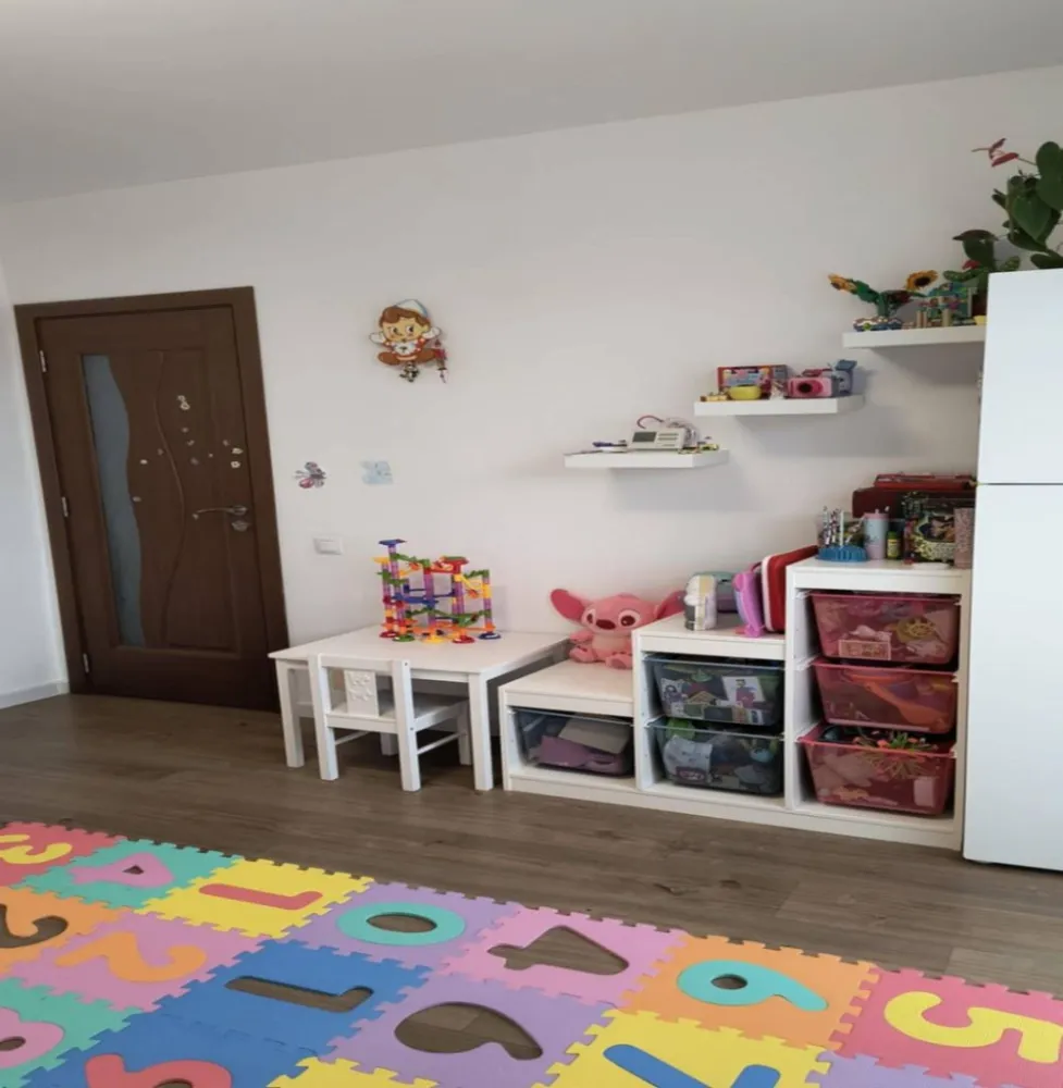 BRASADAS vinde ap 3 cam etaj 3/4 în Floreşti.