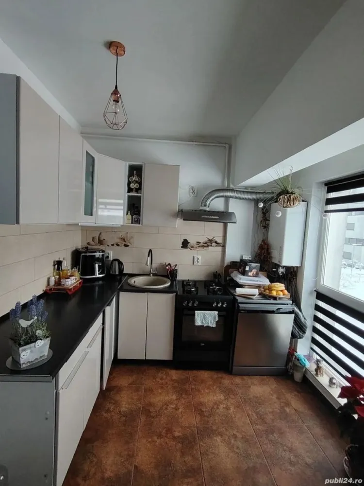 Apartament două camere,aproape de Vivo de vanzare - Apartament de vânzare cu curte interioara și parcare la un ansamblu de blocuri cu doua etaje.Apartament de 45m pătrați și balcon.Apartament cu centrala termica,mașină de spălat vase,mașină de spălat haine,aragaz pe gaz și cuptor electric,doua televizoare,aer condiționat,frigider.