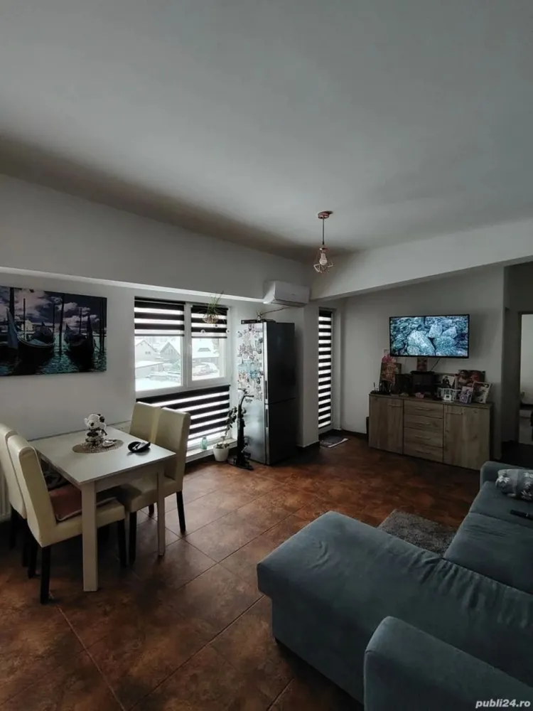Apartament două camere,aproape de Vivo de vanzare - Apartament de vânzare cu curte interioara și parcare la un ansamblu de blocuri cu doua etaje.Apartament de 45m pătrați și balcon.Apartament cu centrala termica,mașină de spălat vase,mașină de spălat haine,aragaz pe gaz și cuptor electric,doua televizoare,aer condiționat,frigider.