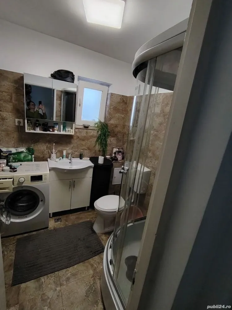Apartament două camere,aproape de Vivo de vanzare - Apartament de vânzare cu curte interioara și parcare la un ansamblu de blocuri cu doua etaje.Apartament de 45m pătrați și balcon.Apartament cu centrala termica,mașină de spălat vase,mașină de spălat haine,aragaz pe gaz și cuptor electric,doua televizoare,aer condiționat,frigider.