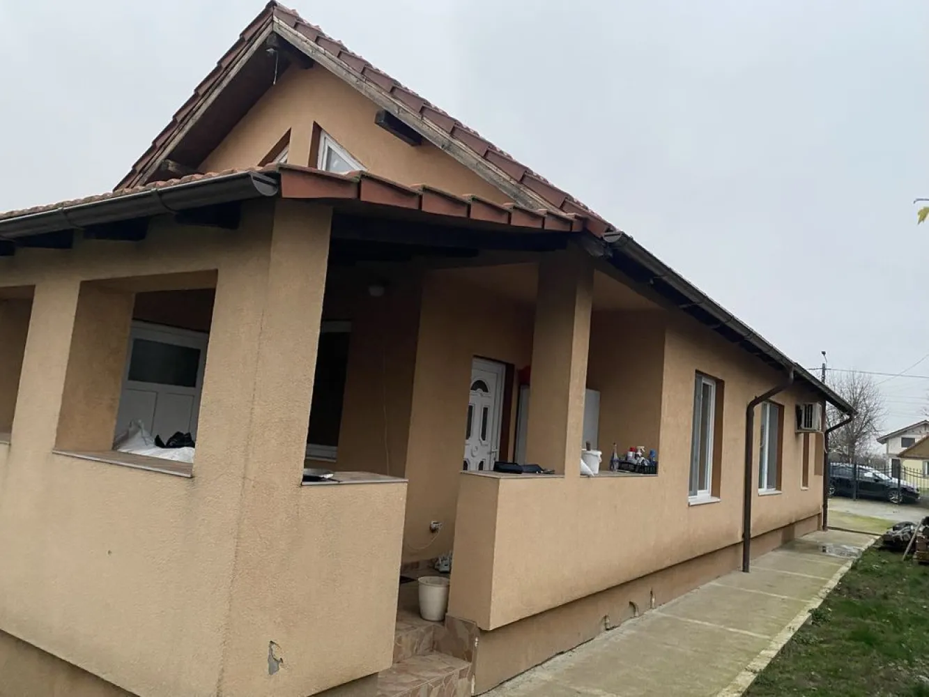 Vand casa in Amati - Vând casă la 3 km de Satu Mare în loc Amati , compusă din 2 camere , bucătărie și baie , terasă cu camera tehnică de 20 m pătrați , casa este izolată are planșeu turnat ( se poate mansarda cu ușurință ) se vinde mobilată . Are 38 arii de teren , tel 0741 unu opt cinci opt șase unu