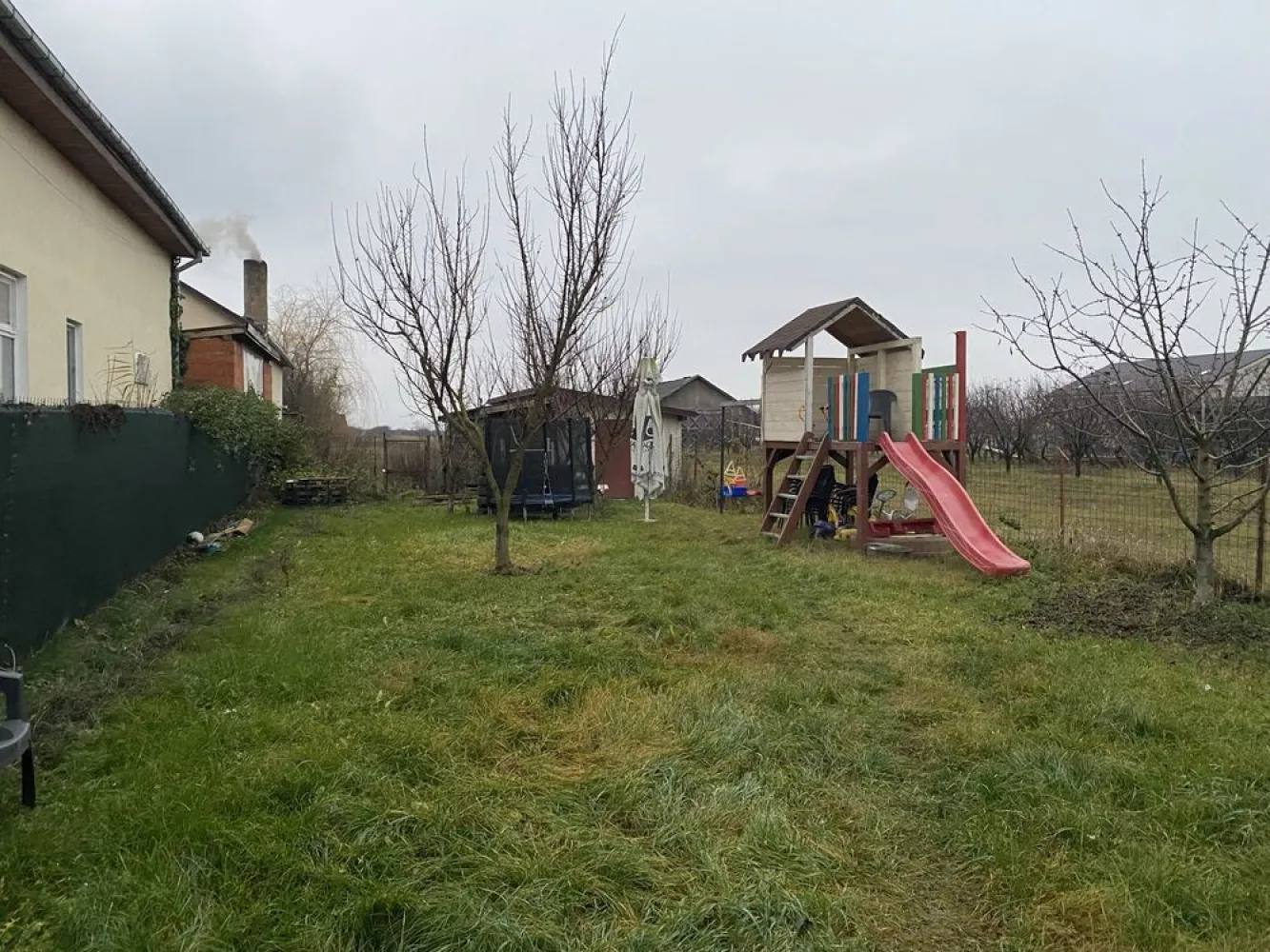 Vand casa in Amati - Vând casă la 3 km de Satu Mare în loc Amati , compusă din 2 camere , bucătărie și baie , terasă cu camera tehnică de 20 m pătrați , casa este izolată are planșeu turnat ( se poate mansarda cu ușurință ) se vinde mobilată . Are 38 arii de teren , tel 0741 unu opt cinci opt șase unu