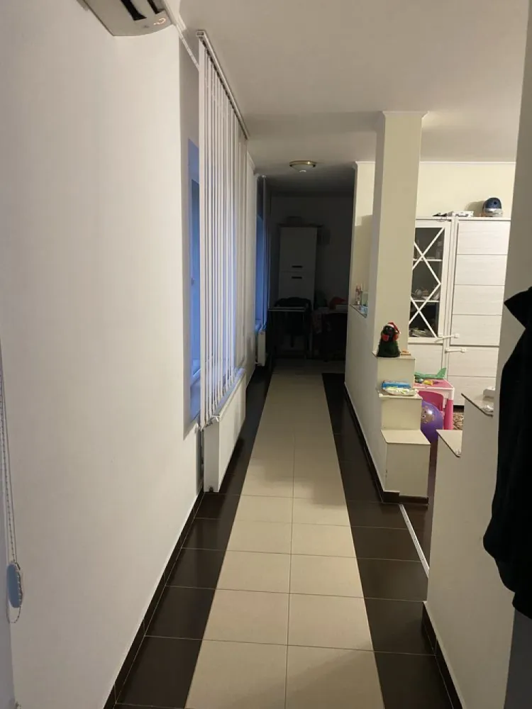 Vand casa in Amati - Vând casă la 3 km de Satu Mare în loc Amati , compusă din 2 camere , bucătărie și baie , terasă cu camera tehnică de 20 m pătrați , casa este izolată are planșeu turnat ( se poate mansarda cu ușurință ) se vinde mobilată . Are 38 arii de teren , tel 0741 unu opt cinci opt șase unu