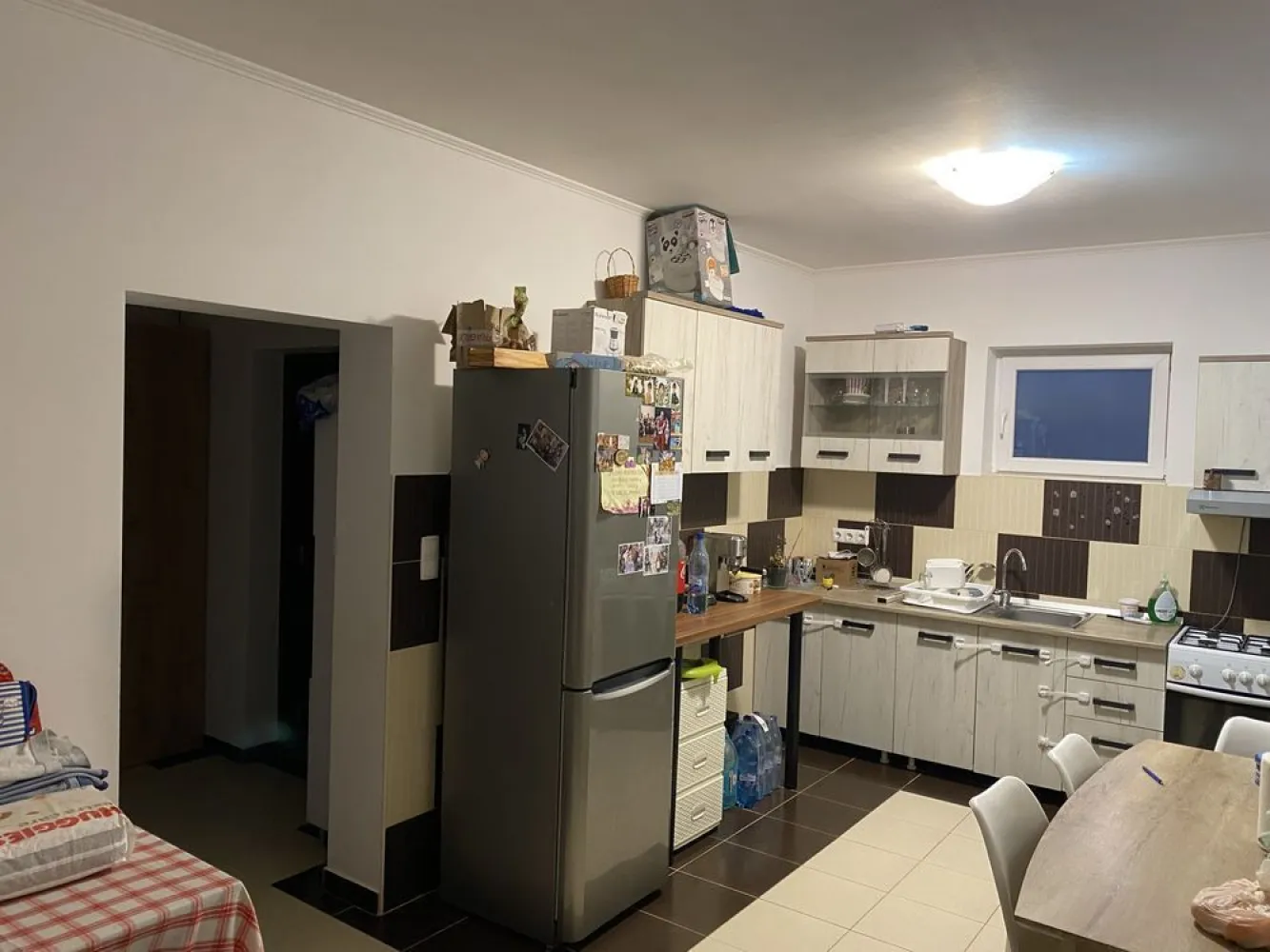 Vand casa in Amati - Vând casă la 3 km de Satu Mare în loc Amati , compusă din 2 camere , bucătărie și baie , terasă cu camera tehnică de 20 m pătrați , casa este izolată are planșeu turnat ( se poate mansarda cu ușurință ) se vinde mobilată . Are 38 arii de teren , tel 0741 unu opt cinci opt șase unu