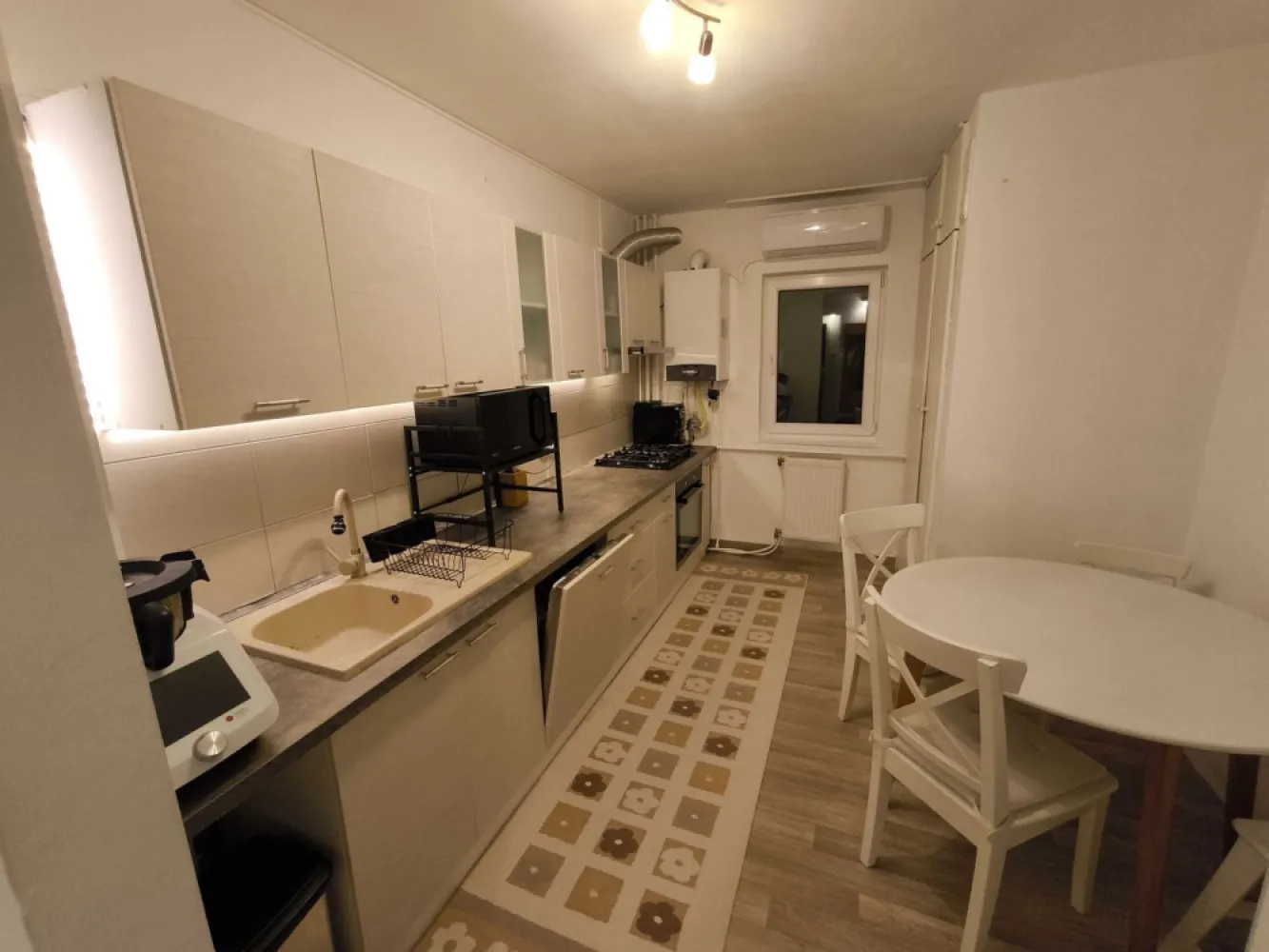Apartament cu 3 camere – etaj 1 – Zorilor – Louis Pasteur - 3 camere decomandate • 2 băi • cămară • 64 mp + 5mp balcon închis + 3 mp spatiu depozitare la subsolul blocului • Etaj 1 • clădire termoizolată • interfon • parcare fără abonament în apropiere + posibilitate parcare cu abonament • aer condiționat • centrală termică proprie nouă • mașină de spălat vase • mașină de spălat rufe cu uscător Situat într-o zonă liniștită, având totul la câțiva pași: școli, grădinițe, supermarketuri, Universitatea de Medicină și Farmacie (15 minute de mers pe jos), easybox-uri, farmacii, cabinete medicale, primăria Zorilor, piața Zorilor, oficiu poștal, restaurante, cofetărie, cafenele, gym, xerox, bănci, frizerii. Multiplele parcuri, locuri de joacă pentru copii și terenuri sportive din imediata apropiere fac această locație ideală atât pentru familii cât și pentru studenți. Stația de autobuz Gh. Dima este situată la 5-6 minute de mers pe jos. Scara blocului și spațiile comune recent renovate/ modernizate. Atât o oportunitate de investiție datorită cererii mare de închiriere din zonă cât și o opțiune potrivită pentru familii (vecini amabili). Apartamentul se vinde mobilat și utilat. Pentru programări vizionare trimiteți mesaj în privat.