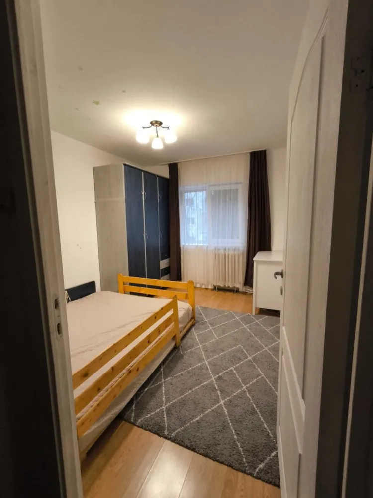 Apartament cu 3 camere – etaj 1 – Zorilor – Louis Pasteur - 3 camere decomandate • 2 băi • cămară • 64 mp + 5mp balcon închis + 3 mp spatiu depozitare la subsolul blocului • Etaj 1 • clădire termoizolată • interfon • parcare fără abonament în apropiere + posibilitate parcare cu abonament • aer condiționat • centrală termică proprie nouă • mașină de spălat vase • mașină de spălat rufe cu uscător Situat într-o zonă liniștită, având totul la câțiva pași: școli, grădinițe, supermarketuri, Universitatea de Medicină și Farmacie (15 minute de mers pe jos), easybox-uri, farmacii, cabinete medicale, primăria Zorilor, piața Zorilor, oficiu poștal, restaurante, cofetărie, cafenele, gym, xerox, bănci, frizerii. Multiplele parcuri, locuri de joacă pentru copii și terenuri sportive din imediata apropiere fac această locație ideală atât pentru familii cât și pentru studenți. Stația de autobuz Gh. Dima este situată la 5-6 minute de mers pe jos. Scara blocului și spațiile comune recent renovate/ modernizate. Atât o oportunitate de investiție datorită cererii mare de închiriere din zonă cât și o opțiune potrivită pentru familii (vecini amabili). Apartamentul se vinde mobilat și utilat. Pentru programări vizionare trimiteți mesaj în privat.