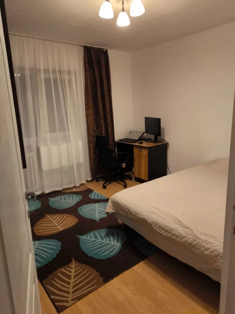 Apartament cu 3 camere – etaj 1 – Zorilor – Louis Pasteur - 3 camere decomandate • 2 băi • cămară • 64 mp + 5mp balcon închis + 3 mp spatiu depozitare la subsolul blocului • Etaj 1 • clădire termoizolată • interfon • parcare fără abonament în apropiere + posibilitate parcare cu abonament • aer condiționat • centrală termică proprie nouă • mașină de spălat vase • mașină de spălat rufe cu uscător Situat într-o zonă liniștită, având totul la câțiva pași: școli, grădinițe, supermarketuri, Universitatea de Medicină și Farmacie (15 minute de mers pe jos), easybox-uri, farmacii, cabinete medicale, primăria Zorilor, piața Zorilor, oficiu poștal, restaurante, cofetărie, cafenele, gym, xerox, bănci, frizerii. Multiplele parcuri, locuri de joacă pentru copii și terenuri sportive din imediata apropiere fac această locație ideală atât pentru familii cât și pentru studenți. Stația de autobuz Gh. Dima este situată la 5-6 minute de mers pe jos. Scara blocului și spațiile comune recent renovate/ modernizate. Atât o oportunitate de investiție datorită cererii mare de închiriere din zonă cât și o opțiune potrivită pentru familii (vecini amabili). Apartamentul se vinde mobilat și utilat. Pentru programări vizionare trimiteți mesaj în privat.