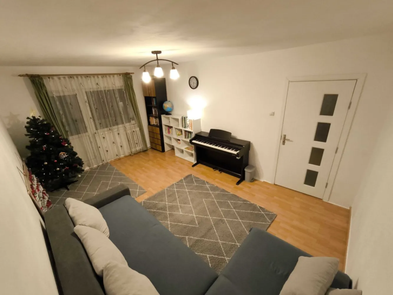 Apartament cu 3 camere – etaj 1 – Zorilor – Louis Pasteur - 3 camere decomandate • 2 băi • cămară • 64 mp + 5mp balcon închis + 3 mp spatiu depozitare la subsolul blocului • Etaj 1 • clădire termoizolată • interfon • parcare fără abonament în apropiere + posibilitate parcare cu abonament • aer condiționat • centrală termică proprie nouă • mașină de spălat vase • mașină de spălat rufe cu uscător Situat într-o zonă liniștită, având totul la câțiva pași: școli, grădinițe, supermarketuri, Universitatea de Medicină și Farmacie (15 minute de mers pe jos), easybox-uri, farmacii, cabinete medicale, primăria Zorilor, piața Zorilor, oficiu poștal, restaurante, cofetărie, cafenele, gym, xerox, bănci, frizerii. Multiplele parcuri, locuri de joacă pentru copii și terenuri sportive din imediata apropiere fac această locație ideală atât pentru familii cât și pentru studenți. Stația de autobuz Gh. Dima este situată la 5-6 minute de mers pe jos. Scara blocului și spațiile comune recent renovate/ modernizate. Atât o oportunitate de investiție datorită cererii mare de închiriere din zonă cât și o opțiune potrivită pentru familii (vecini amabili). Apartamentul se vinde mobilat și utilat. Pentru programări vizionare trimiteți mesaj în privat.