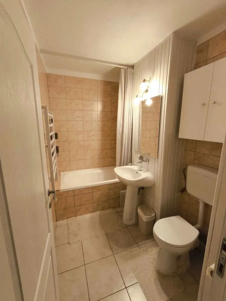 Apartament cu 3 camere – etaj 1 – Zorilor – Louis Pasteur - 3 camere decomandate • 2 băi • cămară • 64 mp + 5mp balcon închis + 3 mp spatiu depozitare la subsolul blocului • Etaj 1 • clădire termoizolată • interfon • parcare fără abonament în apropiere + posibilitate parcare cu abonament • aer condiționat • centrală termică proprie nouă • mașină de spălat vase • mașină de spălat rufe cu uscător Situat într-o zonă liniștită, având totul la câțiva pași: școli, grădinițe, supermarketuri, Universitatea de Medicină și Farmacie (15 minute de mers pe jos), easybox-uri, farmacii, cabinete medicale, primăria Zorilor, piața Zorilor, oficiu poștal, restaurante, cofetărie, cafenele, gym, xerox, bănci, frizerii. Multiplele parcuri, locuri de joacă pentru copii și terenuri sportive din imediata apropiere fac această locație ideală atât pentru familii cât și pentru studenți. Stația de autobuz Gh. Dima este situată la 5-6 minute de mers pe jos. Scara blocului și spațiile comune recent renovate/ modernizate. Atât o oportunitate de investiție datorită cererii mare de închiriere din zonă cât și o opțiune potrivită pentru familii (vecini amabili). Apartamentul se vinde mobilat și utilat. Pentru programări vizionare trimiteți mesaj în privat.
