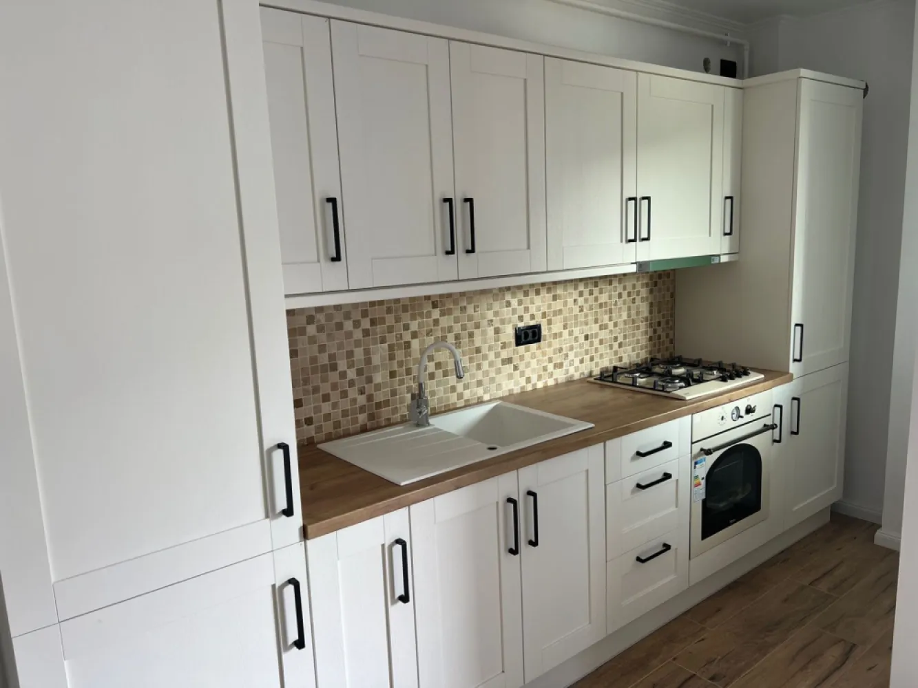 Apartament de vânzare în complexul Columna ( vivo ) Cluj - Persoană fizică, vând apartament cu două camere în complexul Columna , cu acces direct din parcarea Vivo Mol, 53mp utili și 4mp logie ,Apartamentul este nou, finisat , mobilat și utilat. Compartimentat în living cu bucătărie foarte spațios, dormitor cu baie , plus o baie de serviciu, iar poziționarea apartamentului este sud-est.Materiale premium atât în realizarea complexului cât și cele folosite la finisarea apartamentului. Viitorul proprietar va beneficia de acces rapid în oraș , magazine , stații de autobuz iar pe viitor , una din stațiile de metrou se va deschide la aproximativ 200 de metri față de imobil. Prețul de vânzare este de 198000€ . Dețin și o parcare exterioară cu CF separat.