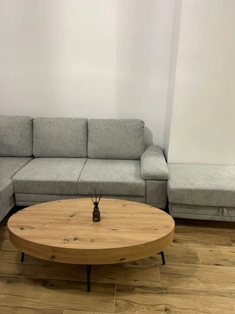 Apartament de vânzare în complexul Columna ( vivo ) Cluj - Persoană fizică, vând apartament cu două camere în complexul Columna , cu acces direct din parcarea Vivo Mol, 53mp utili și 4mp logie ,Apartamentul este nou, finisat , mobilat și utilat. Compartimentat în living cu bucătărie foarte spațios, dormitor cu baie , plus o baie de serviciu, iar poziționarea apartamentului este sud-est.Materiale premium atât în realizarea complexului cât și cele folosite la finisarea apartamentului. Viitorul proprietar va beneficia de acces rapid în oraș , magazine , stații de autobuz iar pe viitor , una din stațiile de metrou se va deschide la aproximativ 200 de metri față de imobil. Prețul de vânzare este de 198000€ . Dețin și o parcare exterioară cu CF separat.