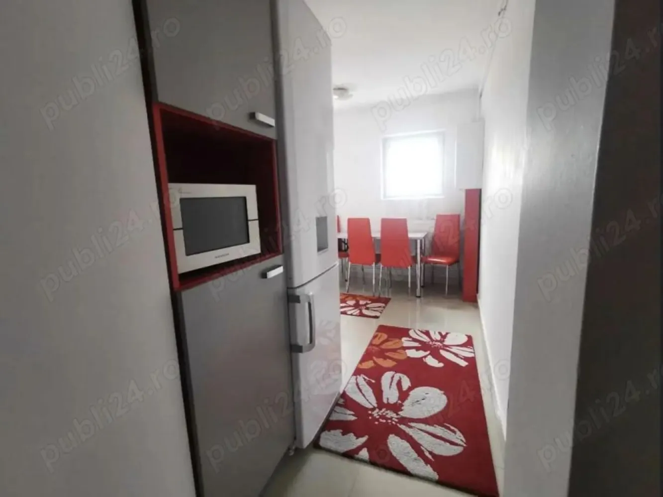 Apartament de vanzare - Apartament de vânzare de la persoana fizica in Cluj Napoca . Situat pe strada Bd Muncii Nr 101 la etajul 6 al unui imobil compus din 8 etaje . Menționez că imobilul deține lift și se afla în vecinătatea Universității Tehnice .in vecinătate se afla o statie de tramvai, magazine și banca Transilvania chiar peste drum! Deci eu zic, că merita vizionat și cumpărat! Apartamentul are 50 mp cu doua balcoane închise, termopane, centalrala termica, o baie , o bucătărie și două camere generoase! Pe scara blocului chiar langa apartament este o debara proprie care se regăsește inclusa în prețul apartamentului! Blocul este izolat ! Pentru informații suplimentare și vizionare va rog contactați-ma la Nr de telefon ! Cer și ofer seriozitate!