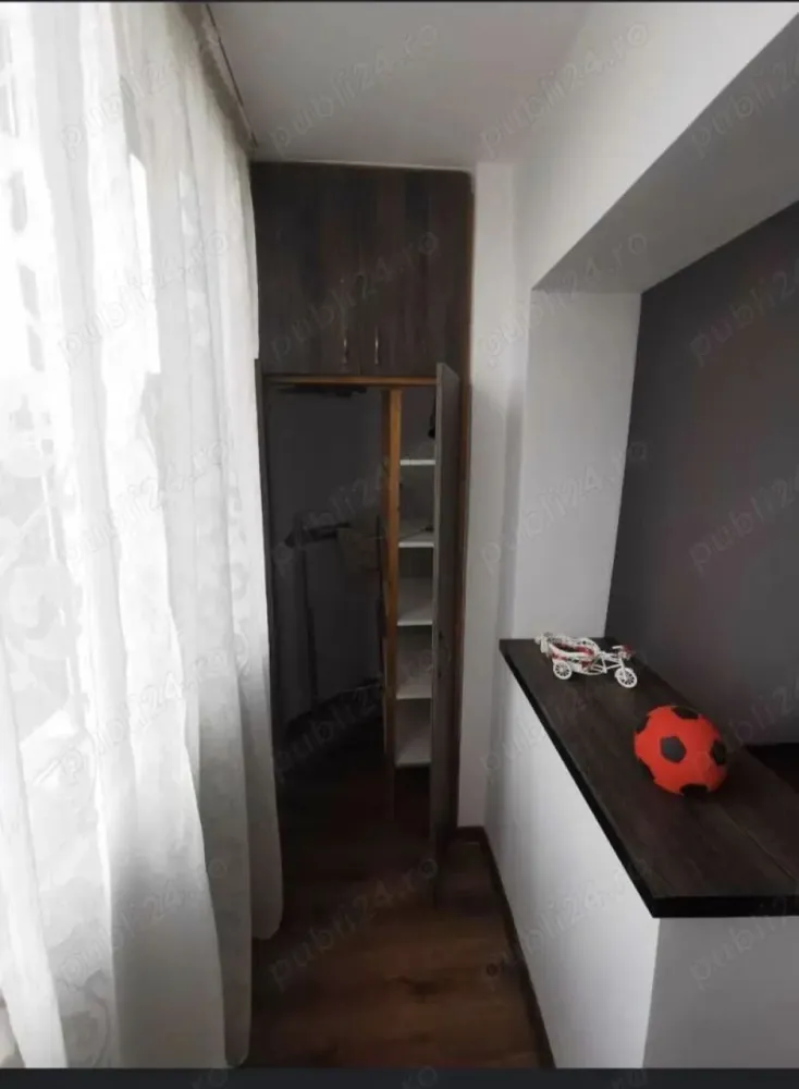 Apartament de vanzare - Apartament de vânzare de la persoana fizica in Cluj Napoca . Situat pe strada Bd Muncii Nr 101 la etajul 6 al unui imobil compus din 8 etaje . Menționez că imobilul deține lift și se afla în vecinătatea Universității Tehnice .in vecinătate se afla o statie de tramvai, magazine și banca Transilvania chiar peste drum! Deci eu zic, că merita vizionat și cumpărat! Apartamentul are 50 mp cu doua balcoane închise, termopane, centalrala termica, o baie , o bucătărie și două camere generoase! Pe scara blocului chiar langa apartament este o debara proprie care se regăsește inclusa în prețul apartamentului! Blocul este izolat ! Pentru informații suplimentare și vizionare va rog contactați-ma la Nr de telefon ! Cer și ofer seriozitate!
