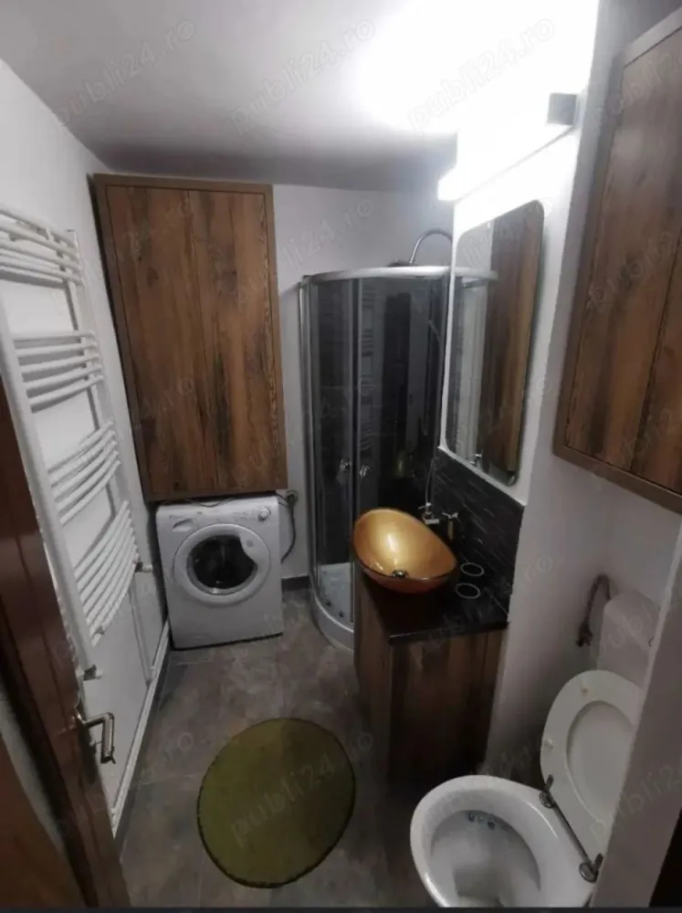 Apartament de vanzare - Apartament de vânzare de la persoana fizica in Cluj Napoca . Situat pe strada Bd Muncii Nr 101 la etajul 6 al unui imobil compus din 8 etaje . Menționez că imobilul deține lift și se afla în vecinătatea Universității Tehnice .in vecinătate se afla o statie de tramvai, magazine și banca Transilvania chiar peste drum! Deci eu zic, că merita vizionat și cumpărat! Apartamentul are 50 mp cu doua balcoane închise, termopane, centalrala termica, o baie , o bucătărie și două camere generoase! Pe scara blocului chiar langa apartament este o debara proprie care se regăsește inclusa în prețul apartamentului! Blocul este izolat ! Pentru informații suplimentare și vizionare va rog contactați-ma la Nr de telefon ! Cer și ofer seriozitate!