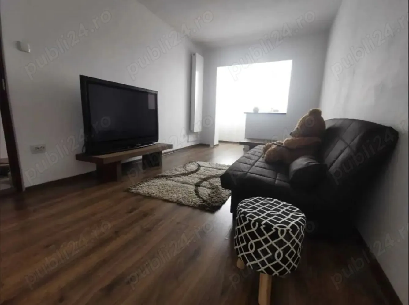 Apartament de vanzare - Apartament de vânzare de la persoana fizica in Cluj Napoca . Situat pe strada Bd Muncii Nr 101 la etajul 6 al unui imobil compus din 8 etaje . Menționez că imobilul deține lift și se afla în vecinătatea Universității Tehnice .in vecinătate se afla o statie de tramvai, magazine și banca Transilvania chiar peste drum! Deci eu zic, că merita vizionat și cumpărat! Apartamentul are 50 mp cu doua balcoane închise, termopane, centalrala termica, o baie , o bucătărie și două camere generoase! Pe scara blocului chiar langa apartament este o debara proprie care se regăsește inclusa în prețul apartamentului! Blocul este izolat ! Pentru informații suplimentare și vizionare va rog contactați-ma la Nr de telefon ! Cer și ofer seriozitate!