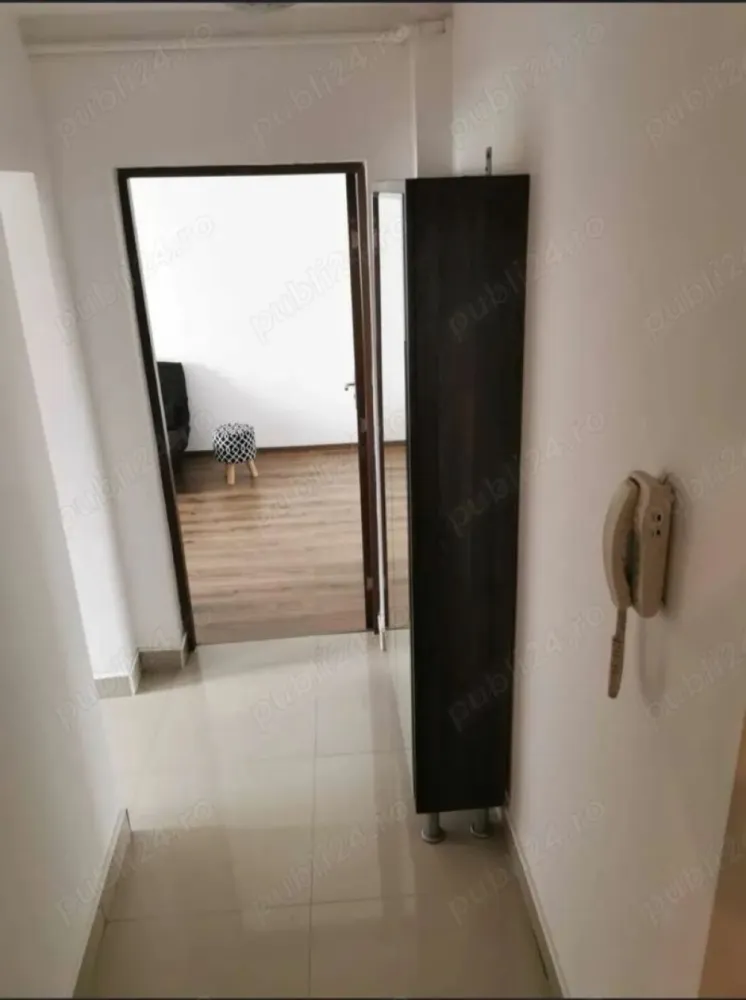 Apartament de vanzare - Apartament de vânzare de la persoana fizica in Cluj Napoca . Situat pe strada Bd Muncii Nr 101 la etajul 6 al unui imobil compus din 8 etaje . Menționez că imobilul deține lift și se afla în vecinătatea Universității Tehnice .in vecinătate se afla o statie de tramvai, magazine și banca Transilvania chiar peste drum! Deci eu zic, că merita vizionat și cumpărat! Apartamentul are 50 mp cu doua balcoane închise, termopane, centalrala termica, o baie , o bucătărie și două camere generoase! Pe scara blocului chiar langa apartament este o debara proprie care se regăsește inclusa în prețul apartamentului! Blocul este izolat ! Pentru informații suplimentare și vizionare va rog contactați-ma la Nr de telefon ! Cer și ofer seriozitate!
