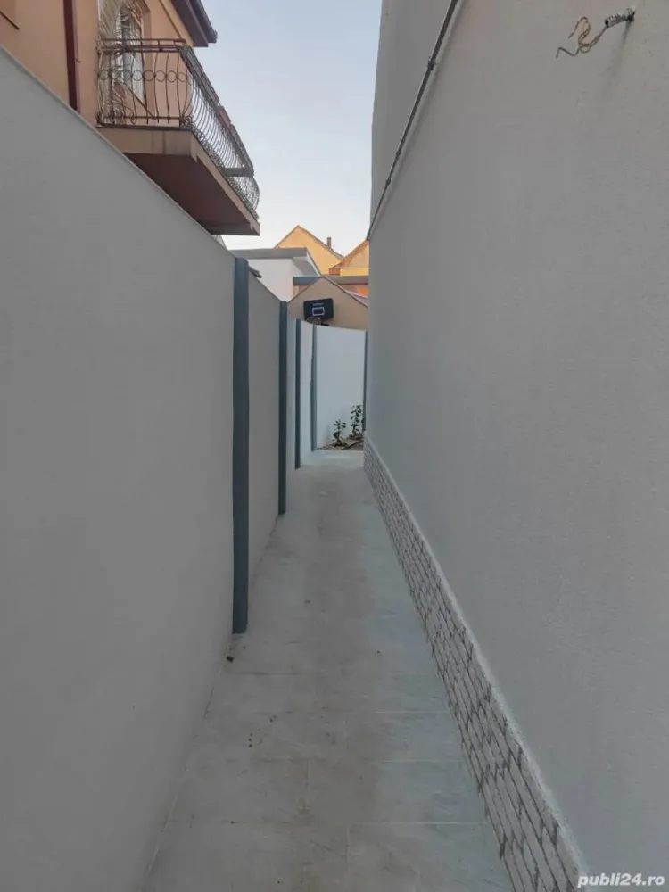 BRASADAS vinde casa individuala tip PARTER zona CENTRALA. - Agentia Imobiliara BRASADAS vinde casa complet renovata intr-o zona CENTRALA, linistita, la nici 5 min de P-ta Mica. Casa este compusa din :2 camere, un living generos ,o bucatarie, o baie , camara de alimente si o terasa. Casa are 85 mp , iar curtea este de vreo 1 ari .Casa este intr-o stare noua, deoarece au fost schimbate: Geamuri si usa noua ,cablurile de curent, tevi de apa si canalizare, incalzire cu radiatoare noi , acoperis cu scanduri si tigle noi. Parcare disponibila in fata casei pt. 2 masini. Www.brasadas.com. Raportea