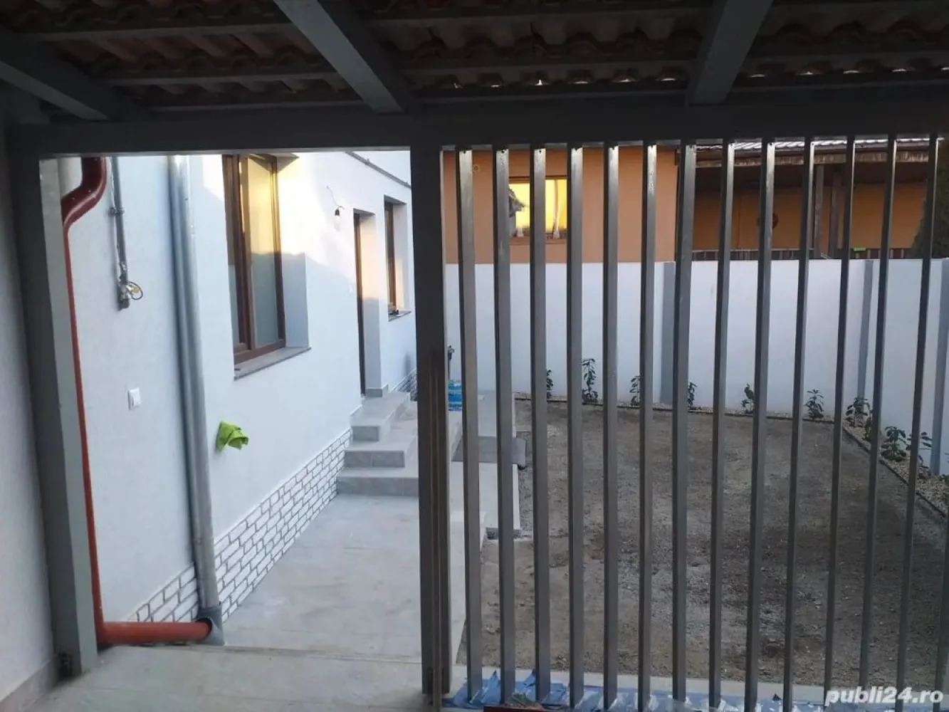 BRASADAS vinde casa individuala tip PARTER zona CENTRALA. - Agentia Imobiliara BRASADAS vinde casa complet renovata intr-o zona CENTRALA, linistita, la nici 5 min de P-ta Mica. Casa este compusa din :2 camere, un living generos ,o bucatarie, o baie , camara de alimente si o terasa. Casa are 85 mp , iar curtea este de vreo 1 ari .Casa este intr-o stare noua, deoarece au fost schimbate: Geamuri si usa noua ,cablurile de curent, tevi de apa si canalizare, incalzire cu radiatoare noi , acoperis cu scanduri si tigle noi. Parcare disponibila in fata casei pt. 2 masini. Www.brasadas.com. Raportea