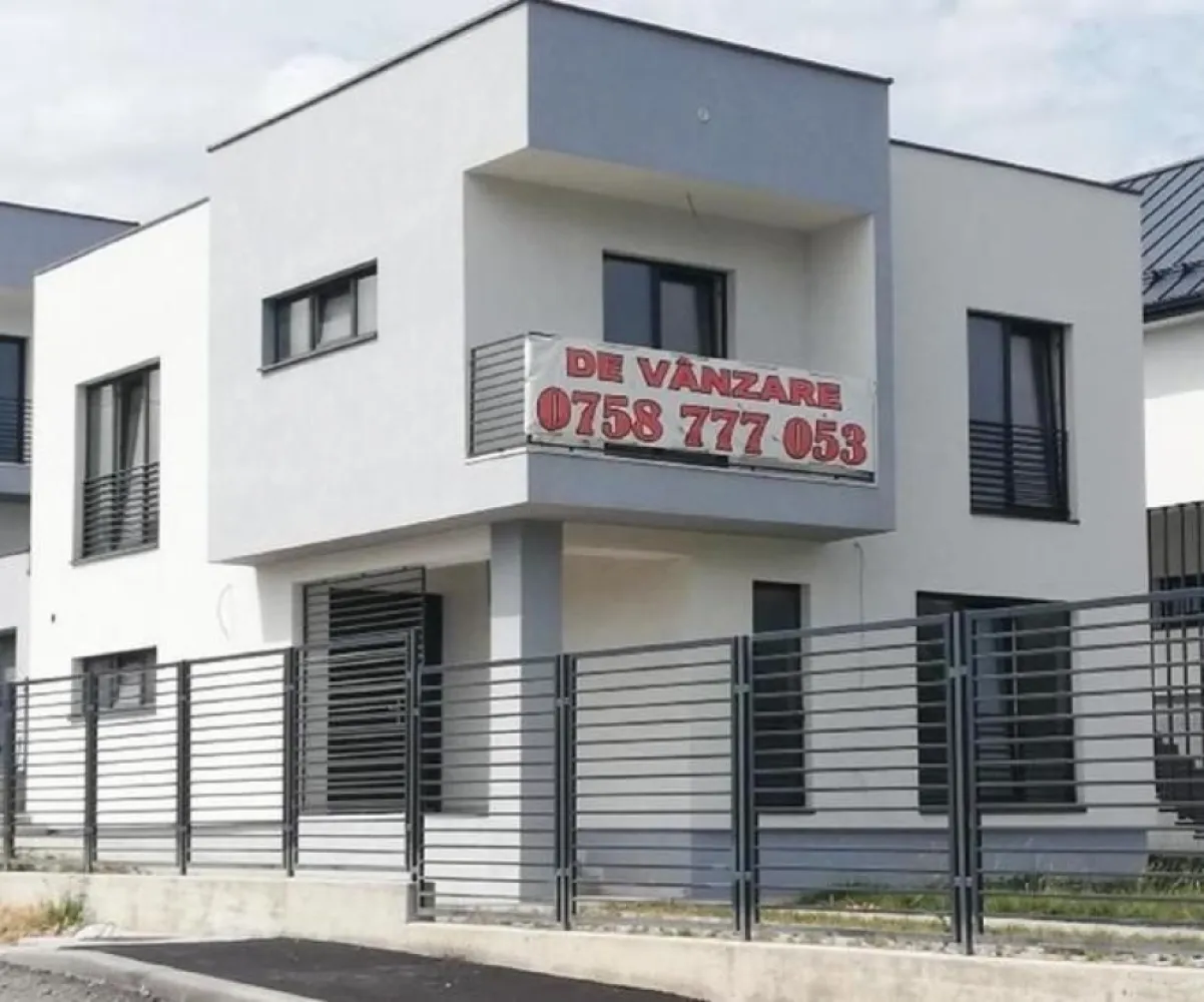 Vand casa clasa energetica A casa verde str.Valea Chintaului 99 - Casa se afla pe strada Valea Chintaului nr. 99 Cluj-Napoca, langa Terra Garden, la strada principala, strada este acum reabilitata, fiind prevazute asfaltarea, trotuare, accese in curti, piste de bicicleta, alveole pentru statii de autobuz, spatii verzi, iluminat stradal cu LED. Acces facil, statia pentru mijloacele de transport in comun in apropiere. Casa este dispusa pe doua nivele P+1E si garaj aferent cu inchidere automatizata. Structura este din beton armat clasa superioara C25/30 si caramida Phoroterm. Peste etaj este placa de beton armat. Acoperisul este tip sarpanta, intr-o apa, din tabla dublu faltuita Wetterbest. Izolatia exterioara este cu vata bazaltica de 10 cm. Tamplaria este din profil Salamander cu 6 camere si sticla tripan. Suprafata de teren aferenta casei este de 334 mp si suprafata construita desfasurata este de 187,80 mp. Configuratia casei este urmatoarea: Parter: terasa acces, hol, camera de zi, bucatarie, loc de luat masa, debara , baie, Etaj: 3 dormitoare, logie, dresing, baie, hol, casa scarii Se preda la stadiul semifinisat cu sape elicopterizate si pereti gletuiti. Instalatiile interioare la pozitii, incalzire in pardosela la ambele nivele. Exterior finsat cu tecuncuiala decorativa si gresie la terasa de intrare si logie. Curtea este pavata cu dale ecologice si s-a plantat gazon. Gardul este din beton si panouri din bare metalice rectangulare. Toate utilitatile apa, gaz, canalizare, internet, curent trifazic - se pot instala panouri solare/fotovoltaice si statii de incarcare auto. Casa are clasa energetica A, se pot obtine credite avantajoase, fiind casa verde. Lucrarile sunt finalizate, receptia facuta si extras CF.