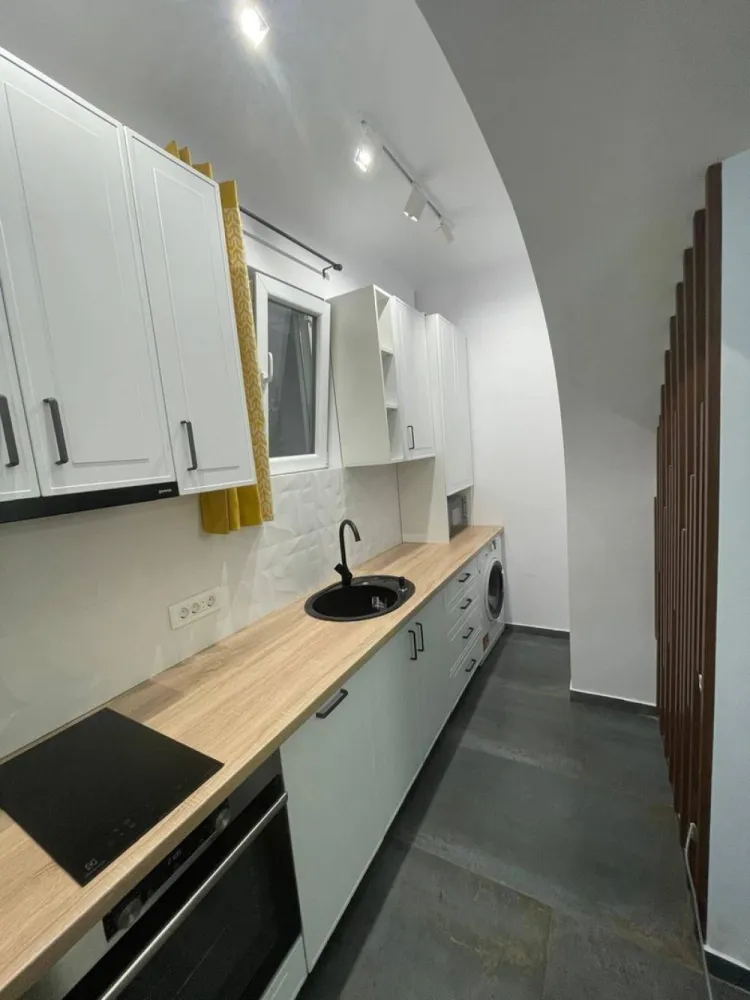 PF Vand Apartament 1 camera/Garsoniera demisol - Proprietar, ofer spre vânzare apartament situat la demisol compus dintr-o cameră, bucatarie (separată), hol și baie. Ideal pentru locuire / birou / cabinet / investiție. Apartamentul este renovat recent modern, instalații complet refăcute, mobilier MDF, parchet herringbone, geamuri termopan de dimensiuni generoase, centrală proprie cu încălzire în pardoseală. Complet mobilat și utilat(frigider, plita inductie, masina spalat haine, masina spalat vase, hota, cuptor electric, cuptor microunde, etc) Spațiul dispune de un set de trepte închis cu structura si geamuri termopan, cu accesul direct din curtea interioară a blocului - curte privată cu acces auto și parcare. Locația este ultra-centrală, zona N. Balcescu, aproape de magazine, transport în comun, the Office, cinema, piața, etc. Pentru mai multe detalii ma puteți contacta pe platforma piata-az sau telefonic. Rog si ofer seriozitate. 118.000€ - negociabil. Tel. 0742.179.552
