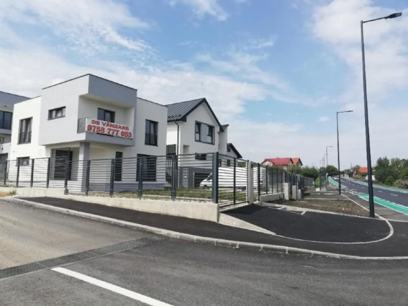 Vand casa clasa energetica A casa verde str.Valea Chintaului 99 - Casa se afla pe strada Valea Chintaului nr. 99 Cluj-Napoca, langa Terra Garden, la strada principala, strada este acum reabilitata, fiind prevazute asfaltarea, trotuare, accese in curti, piste de bicicleta, alveole pentru statii de autobuz, spatii verzi, iluminat stradal cu LED. Acces facil, statia pentru mijloacele de transport in comun in apropiere. Casa este dispusa pe doua nivele P+1E si garaj aferent cu inchidere automatizata. Structura este din beton armat clasa superioara C25/30 si caramida Phoroterm. Peste etaj este placa de beton armat. Acoperisul este tip sarpanta, intr-o apa, din tabla dublu faltuita Wetterbest. Izolatia exterioara este cu vata bazaltica de 10 cm. Tamplaria este din profil Salamander cu 6 camere si sticla tripan. Suprafata de teren aferenta casei este de 334 mp si suprafata construita desfasurata este de 187,80 mp. Configuratia casei este urmatoarea: Parter: terasa acces, hol, camera de zi, bucatarie, loc de luat masa, debara , baie, Etaj: 3 dormitoare, logie, dresing, baie, hol, casa scarii Se preda la stadiul semifinisat cu sape elicopterizate si pereti gletuiti. Instalatiile interioare la pozitii, incalzire in pardosela la ambele nivele. Exterior finsat cu tecuncuiala decorativa si gresie la terasa de intrare si logie. Curtea este pavata cu dale ecologice si s-a plantat gazon. Gardul este din beton si panouri din bare metalice rectangulare. Toate utilitatile apa, gaz, canalizare, internet, curent trifazic - se pot instala panouri solare/fotovoltaice si statii de incarcare auto. Casa are clasa energetica A, se pot obtine credite avantajoase, fiind casa verde. Lucrarile sunt finalizate, receptia facuta si extras CF.