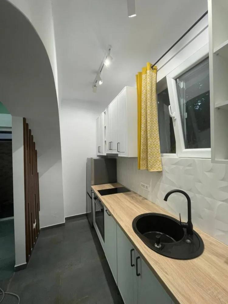 PF Vand Apartament 1 camera/Garsoniera demisol - Proprietar, ofer spre vânzare apartament situat la demisol compus dintr-o cameră, bucatarie (separată), hol și baie. Ideal pentru locuire / birou / cabinet / investiție. Apartamentul este renovat recent modern, instalații complet refăcute, mobilier MDF, parchet herringbone, geamuri termopan de dimensiuni generoase, centrală proprie cu încălzire în pardoseală. Complet mobilat și utilat(frigider, plita inductie, masina spalat haine, masina spalat vase, hota, cuptor electric, cuptor microunde, etc) Spațiul dispune de un set de trepte închis cu structura si geamuri termopan, cu accesul direct din curtea interioară a blocului - curte privată cu acces auto și parcare. Locația este ultra-centrală, zona N. Balcescu, aproape de magazine, transport în comun, the Office, cinema, piața, etc. Pentru mai multe detalii ma puteți contacta pe platforma piata-az sau telefonic. Rog si ofer seriozitate. 118.000€ - negociabil. Tel. 0742.179.552