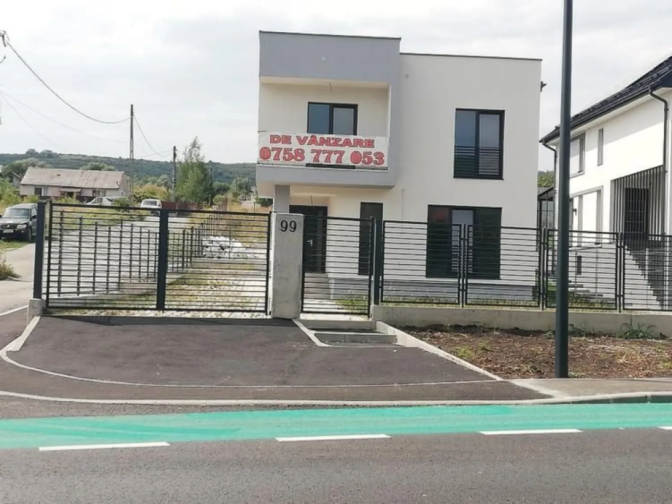 Vand casa clasa energetica A casa verde str.Valea Chintaului 99 - Casa se afla pe strada Valea Chintaului nr. 99 Cluj-Napoca, langa Terra Garden, la strada principala, strada este acum reabilitata, fiind prevazute asfaltarea, trotuare, accese in curti, piste de bicicleta, alveole pentru statii de autobuz, spatii verzi, iluminat stradal cu LED. Acces facil, statia pentru mijloacele de transport in comun in apropiere. Casa este dispusa pe doua nivele P+1E si garaj aferent cu inchidere automatizata. Structura este din beton armat clasa superioara C25/30 si caramida Phoroterm. Peste etaj este placa de beton armat. Acoperisul este tip sarpanta, intr-o apa, din tabla dublu faltuita Wetterbest. Izolatia exterioara este cu vata bazaltica de 10 cm. Tamplaria este din profil Salamander cu 6 camere si sticla tripan. Suprafata de teren aferenta casei este de 334 mp si suprafata construita desfasurata este de 187,80 mp. Configuratia casei este urmatoarea: Parter: terasa acces, hol, camera de zi, bucatarie, loc de luat masa, debara , baie, Etaj: 3 dormitoare, logie, dresing, baie, hol, casa scarii Se preda la stadiul semifinisat cu sape elicopterizate si pereti gletuiti. Instalatiile interioare la pozitii, incalzire in pardosela la ambele nivele. Exterior finsat cu tecuncuiala decorativa si gresie la terasa de intrare si logie. Curtea este pavata cu dale ecologice si s-a plantat gazon. Gardul este din beton si panouri din bare metalice rectangulare. Toate utilitatile apa, gaz, canalizare, internet, curent trifazic - se pot instala panouri solare/fotovoltaice si statii de incarcare auto. Casa are clasa energetica A, se pot obtine credite avantajoase, fiind casa verde. Lucrarile sunt finalizate, receptia facuta si extras CF.