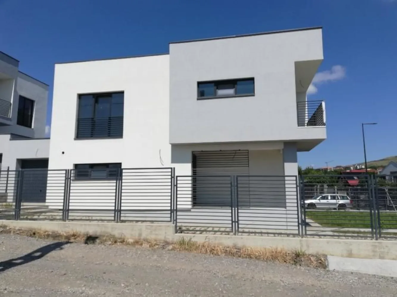 Vand casa clasa energetica A casa verde str.Valea Chintaului 99 - Casa se afla pe strada Valea Chintaului nr. 99 Cluj-Napoca, langa Terra Garden, la strada principala, strada este acum reabilitata, fiind prevazute asfaltarea, trotuare, accese in curti, piste de bicicleta, alveole pentru statii de autobuz, spatii verzi, iluminat stradal cu LED. Acces facil, statia pentru mijloacele de transport in comun in apropiere. Casa este dispusa pe doua nivele P+1E si garaj aferent cu inchidere automatizata. Structura este din beton armat clasa superioara C25/30 si caramida Phoroterm. Peste etaj este placa de beton armat. Acoperisul este tip sarpanta, intr-o apa, din tabla dublu faltuita Wetterbest. Izolatia exterioara este cu vata bazaltica de 10 cm. Tamplaria este din profil Salamander cu 6 camere si sticla tripan. Suprafata de teren aferenta casei este de 334 mp si suprafata construita desfasurata este de 187,80 mp. Configuratia casei este urmatoarea: Parter: terasa acces, hol, camera de zi, bucatarie, loc de luat masa, debara , baie, Etaj: 3 dormitoare, logie, dresing, baie, hol, casa scarii Se preda la stadiul semifinisat cu sape elicopterizate si pereti gletuiti. Instalatiile interioare la pozitii, incalzire in pardosela la ambele nivele. Exterior finsat cu tecuncuiala decorativa si gresie la terasa de intrare si logie. Curtea este pavata cu dale ecologice si s-a plantat gazon. Gardul este din beton si panouri din bare metalice rectangulare. Toate utilitatile apa, gaz, canalizare, internet, curent trifazic - se pot instala panouri solare/fotovoltaice si statii de incarcare auto. Casa are clasa energetica A, se pot obtine credite avantajoase, fiind casa verde. Lucrarile sunt finalizate, receptia facuta si extras CF.