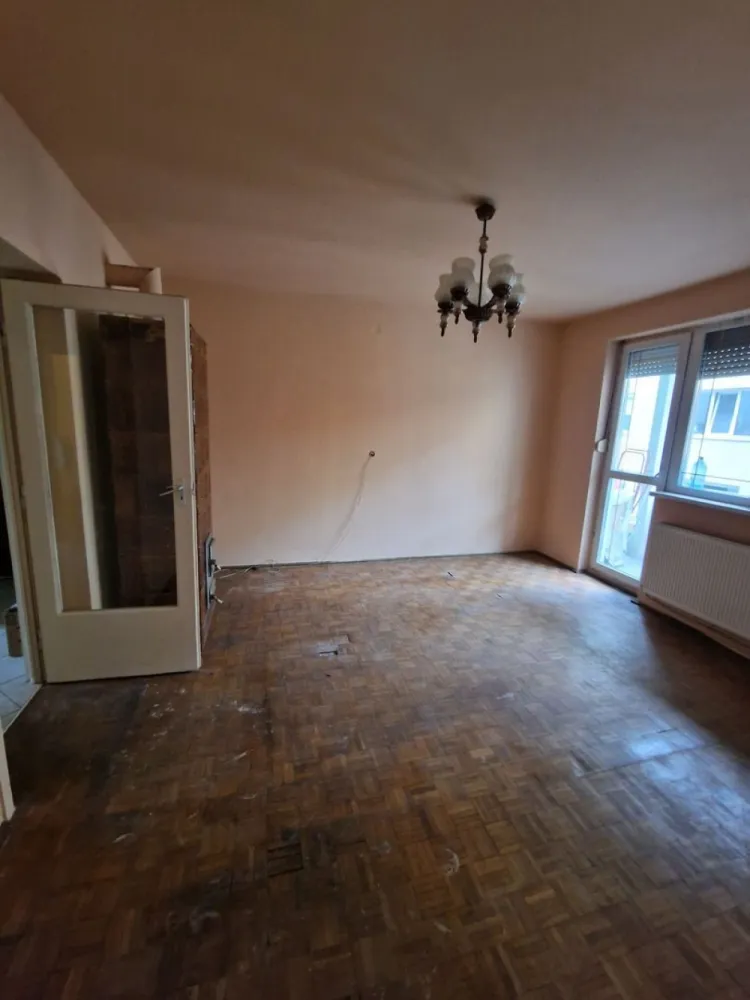 BRASADAS vinde ap 3 cam etaj 1/4 60mp in zona Ultracentrala. - Agentia Imobiliara BRASADAS vinde apartament cu 3 camere, 60 mp semidecomandat, etaj 1 din 4, gem termopan, jaluzele, balcon mare. Apartamentul nu este renovat. Www.brasadas.com.