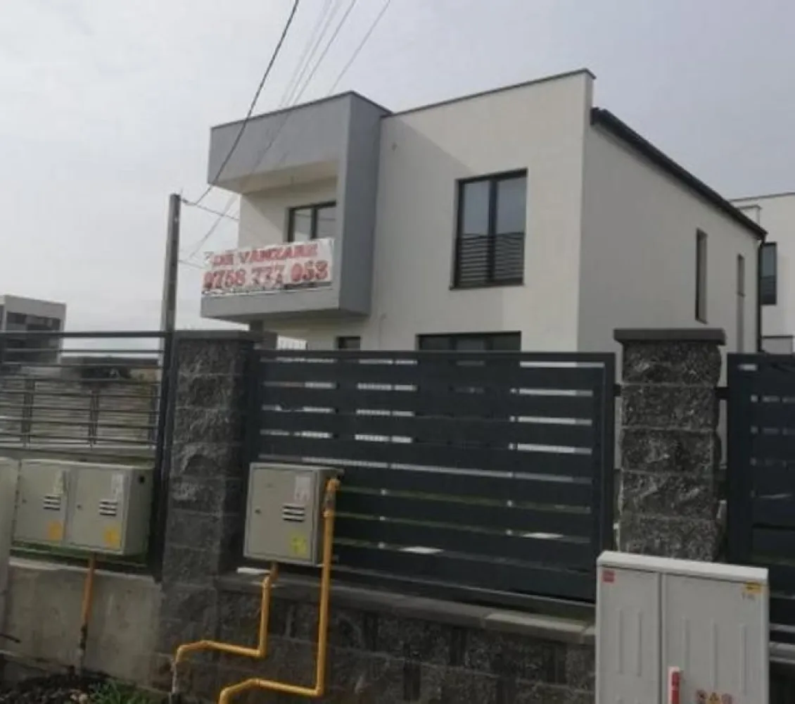 Vand casa clasa energetica A casa verde str.Valea Chintaului 99 - Casa se afla pe strada Valea Chintaului nr. 99 Cluj-Napoca, langa Terra Garden, la strada principala, strada este acum reabilitata, fiind prevazute asfaltarea, trotuare, accese in curti, piste de bicicleta, alveole pentru statii de autobuz, spatii verzi, iluminat stradal cu LED. Acces facil, statia pentru mijloacele de transport in comun in apropiere. Casa este dispusa pe doua nivele P+1E si garaj aferent cu inchidere automatizata. Structura este din beton armat clasa superioara C25/30 si caramida Phoroterm. Peste etaj este placa de beton armat. Acoperisul este tip sarpanta, intr-o apa, din tabla dublu faltuita Wetterbest. Izolatia exterioara este cu vata bazaltica de 10 cm. Tamplaria este din profil Salamander cu 6 camere si sticla tripan. Suprafata de teren aferenta casei este de 334 mp si suprafata construita desfasurata este de 187,80 mp. Configuratia casei este urmatoarea: Parter: terasa acces, hol, camera de zi, bucatarie, loc de luat masa, debara , baie, Etaj: 3 dormitoare, logie, dresing, baie, hol, casa scarii Se preda la stadiul semifinisat cu sape elicopterizate si pereti gletuiti. Instalatiile interioare la pozitii, incalzire in pardosela la ambele nivele. Exterior finsat cu tecuncuiala decorativa si gresie la terasa de intrare si logie. Curtea este pavata cu dale ecologice si s-a plantat gazon. Gardul este din beton si panouri din bare metalice rectangulare. Toate utilitatile apa, gaz, canalizare, internet, curent trifazic - se pot instala panouri solare/fotovoltaice si statii de incarcare auto. Casa are clasa energetica A, se pot obtine credite avantajoase, fiind casa verde. Lucrarile sunt finalizate, receptia facuta si extras CF.