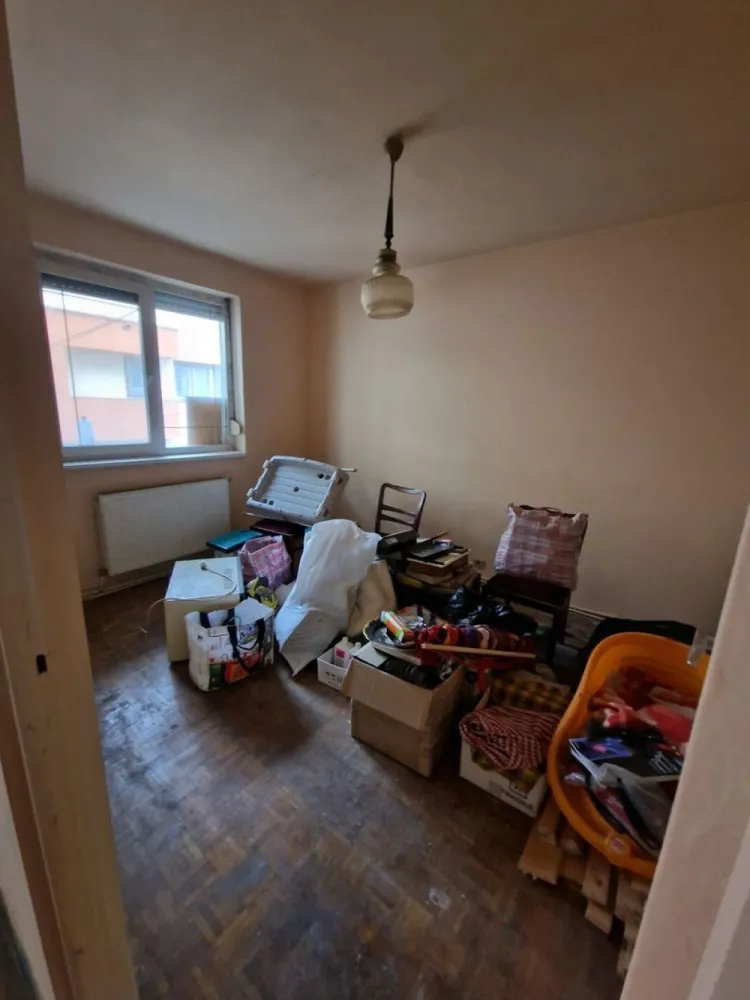 BRASADAS vinde ap 3 cam etaj 1/4 60mp in zona Ultracentrala. - Agentia Imobiliara BRASADAS vinde apartament cu 3 camere, 60 mp semidecomandat, etaj 1 din 4, gem termopan, jaluzele, balcon mare. Apartamentul nu este renovat. Www.brasadas.com.
