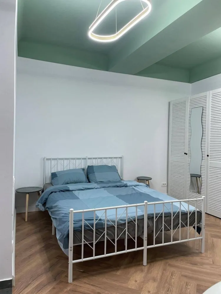 PF Vand Apartament 1 camera/Garsoniera demisol - Proprietar, ofer spre vânzare apartament situat la demisol compus dintr-o cameră, bucatarie (separată), hol și baie. Ideal pentru locuire / birou / cabinet / investiție. Apartamentul este renovat recent modern, instalații complet refăcute, mobilier MDF, parchet herringbone, geamuri termopan de dimensiuni generoase, centrală proprie cu încălzire în pardoseală. Complet mobilat și utilat(frigider, plita inductie, masina spalat haine, masina spalat vase, hota, cuptor electric, cuptor microunde, etc) Spațiul dispune de un set de trepte închis cu structura si geamuri termopan, cu accesul direct din curtea interioară a blocului - curte privată cu acces auto și parcare. Locația este ultra-centrală, zona N. Balcescu, aproape de magazine, transport în comun, the Office, cinema, piața, etc. Pentru mai multe detalii ma puteți contacta pe platforma piata-az sau telefonic. Rog si ofer seriozitate. 118.000€ - negociabil. Tel. 0742.179.552