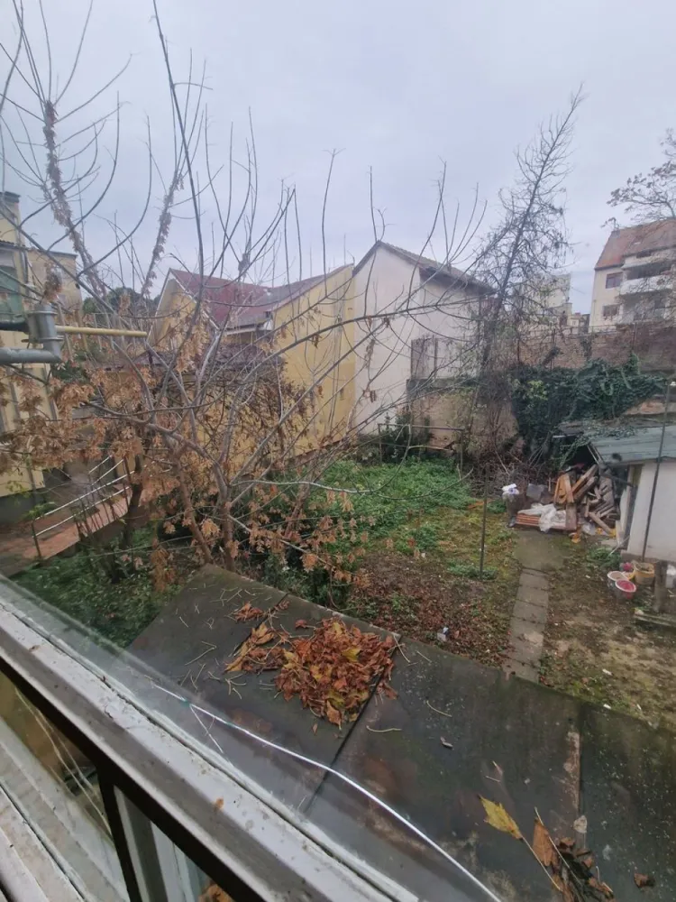 BRASADAS vinde ap 3 cam etaj 1/4 60mp in zona Ultracentrala. - Agentia Imobiliara BRASADAS vinde apartament cu 3 camere, 60 mp semidecomandat, etaj 1 din 4, gem termopan, jaluzele, balcon mare. Apartamentul nu este renovat. Www.brasadas.com.