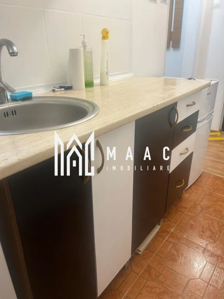 Garsoniera | Nord | Parter - Garsonieră mobilată și utilată – Zonă Nord, la cheie MAAC Imobiliare vă propune spre vânzare o garsonieră cochetă, situată la parter, într-o zonă liniștită din nordul orașului, aproape de toate punctele de interes: școli, grădinițe, magazine și spital. Zonă: Nord – locație accesibilă și apreciată Etaj: Parter Stare: Se vinde mobilată și utilată complet gata de mutare Mediu: Liniștit, ideal pentru locuit sau investiție Garsoniera este amenajată cu bun gust, dispune de toate utilitățile necesare și se vinde la cheie, oferind confort imediat fără a necesita investiții suplimentare. Avantaje: * Parter – acces ușor și practic * Zonă excelentă, aproape de școli, magazine și spital * Se vinde mobilată și utilată complet * Ideală pentru locuință proprie sau investiție (închiriere rapidă) Pentru mai multe detalii și programarea unei vizionări, contactați MAAC Imobiliare, specificand ID: CP2784443 - SP }}