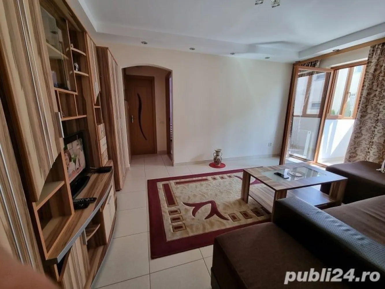 Apartament cu 3 camere - Persoana fizica vând apartament cu 3 camere în cartierul Manastur în zona BIG cu suprafata de 52mp utili situat în bloc cu 4 nivele izolat termic la etaj intermediar compartimentarea fiind semidecomandata având o bucătărie, un living cu ieșire pe balcon de 3mp,doua dormitoare si o baie. Este aproape de magazine și stațiile de transport. Dispune de frigider, hota, plita, mașina de spălat rufe, cuptor electric și ușa metalica la întrare. Dispune și de o boxa la subsolul imobilului de 4mp.Zona este liniștită și se oferă la cheie finisat, mobilat și utilat fără ca să mai necesite investiții ulterioare. Încălzirea în apartament se face cu centrala proprie marca Wiessman iar instalatia de încălzire este pe țeavă de cupru iar instalația electrica a fost schimbata.