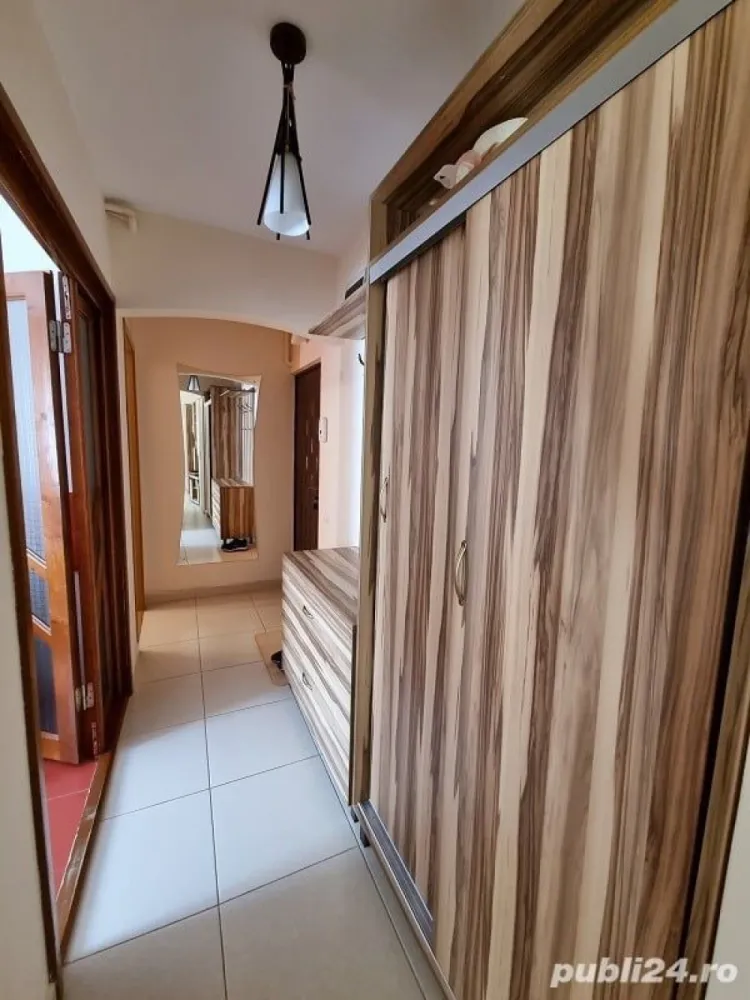 Apartament cu 3 camere - Persoana fizica vând apartament cu 3 camere în cartierul Manastur în zona BIG cu suprafata de 52mp utili situat în bloc cu 4 nivele izolat termic la etaj intermediar compartimentarea fiind semidecomandata având o bucătărie, un living cu ieșire pe balcon de 3mp,doua dormitoare si o baie. Este aproape de magazine și stațiile de transport. Dispune de frigider, hota, plita, mașina de spălat rufe, cuptor electric și ușa metalica la întrare. Dispune și de o boxa la subsolul imobilului de 4mp.Zona este liniștită și se oferă la cheie finisat, mobilat și utilat fără ca să mai necesite investiții ulterioare. Încălzirea în apartament se face cu centrala proprie marca Wiessman iar instalatia de încălzire este pe țeavă de cupru iar instalația electrica a fost schimbata.