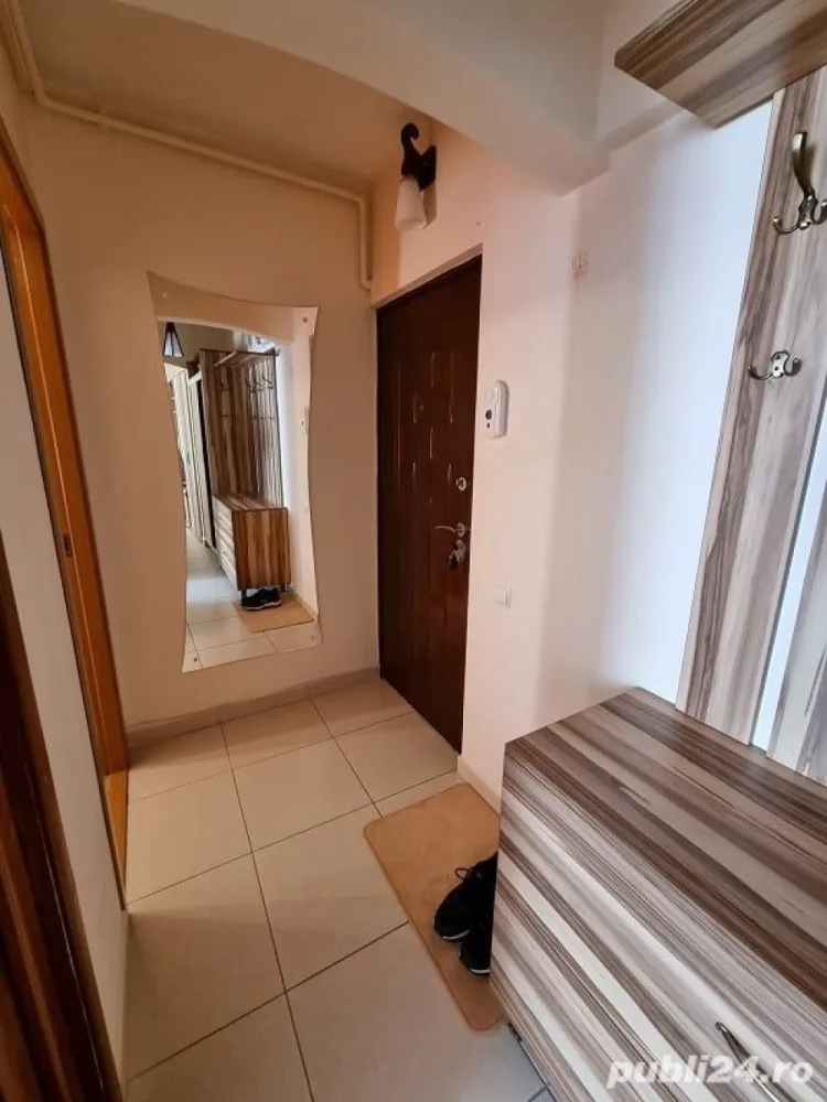 Apartament cu 3 camere - Persoana fizica vând apartament cu 3 camere în cartierul Manastur în zona BIG cu suprafata de 52mp utili situat în bloc cu 4 nivele izolat termic la etaj intermediar compartimentarea fiind semidecomandata având o bucătărie, un living cu ieșire pe balcon de 3mp,doua dormitoare si o baie. Este aproape de magazine și stațiile de transport. Dispune de frigider, hota, plita, mașina de spălat rufe, cuptor electric și ușa metalica la întrare. Dispune și de o boxa la subsolul imobilului de 4mp.Zona este liniștită și se oferă la cheie finisat, mobilat și utilat fără ca să mai necesite investiții ulterioare. Încălzirea în apartament se face cu centrala proprie marca Wiessman iar instalatia de încălzire este pe țeavă de cupru iar instalația electrica a fost schimbata.