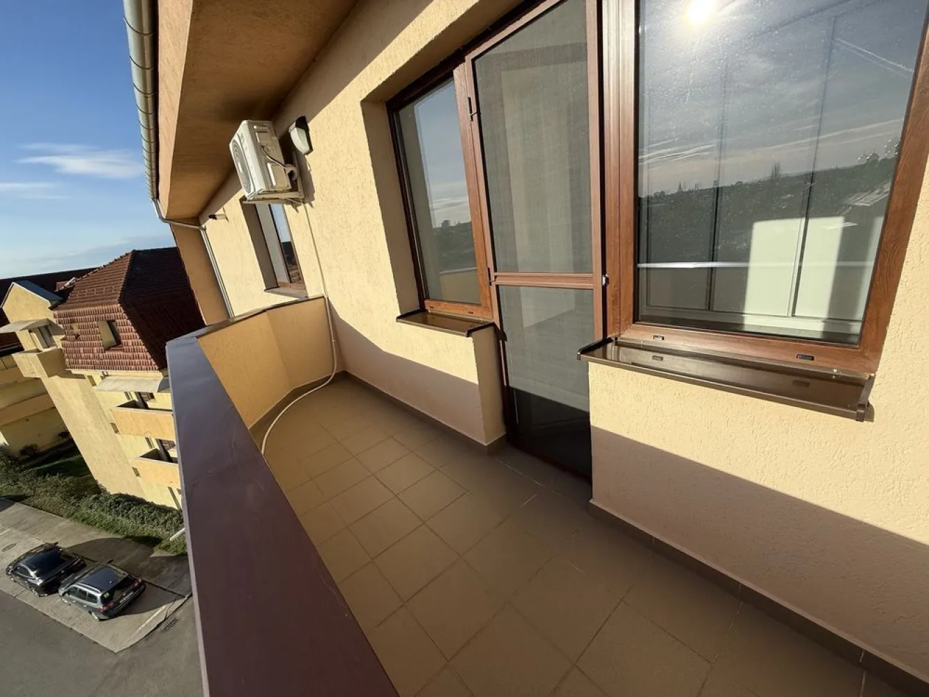 BRASADAS vinde ap 3 cam cu loc de parcare - Agentia Imobiliara BRASADAS vinde apartament cu 3 camere , bloc nou, construit in 2018, izolat, inclusiv planseul. Este situat la etajul 4/4, compus din: living + bucatarie open space, 2 dormitoare, baie si 2 balcoane. Zona pietii de vechituri, str Alexandru Odobescu. Apartamentul este partial mobilat si utilat. Locul de parcare nu este inclus in pret