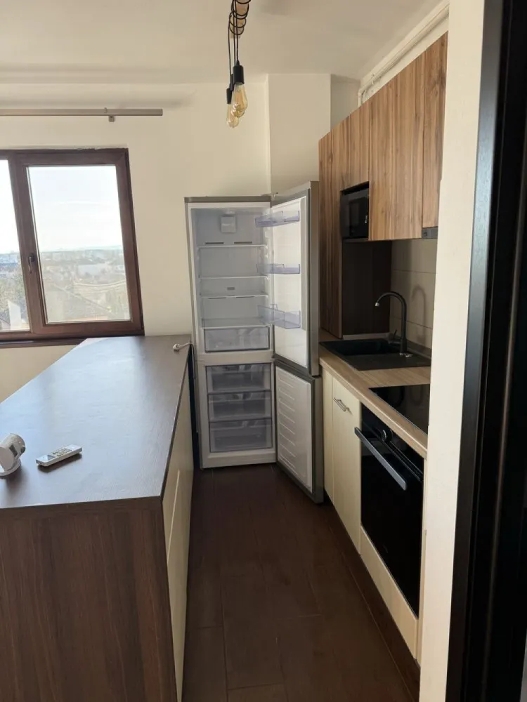 BRASADAS vinde ap 3 cam cu loc de parcare - Agentia Imobiliara BRASADAS vinde apartament cu 3 camere , bloc nou, construit in 2018, izolat, inclusiv planseul. Este situat la etajul 4/4, compus din: living + bucatarie open space, 2 dormitoare, baie si 2 balcoane. Zona pietii de vechituri, str Alexandru Odobescu. Apartamentul este partial mobilat si utilat. Locul de parcare nu este inclus in pret