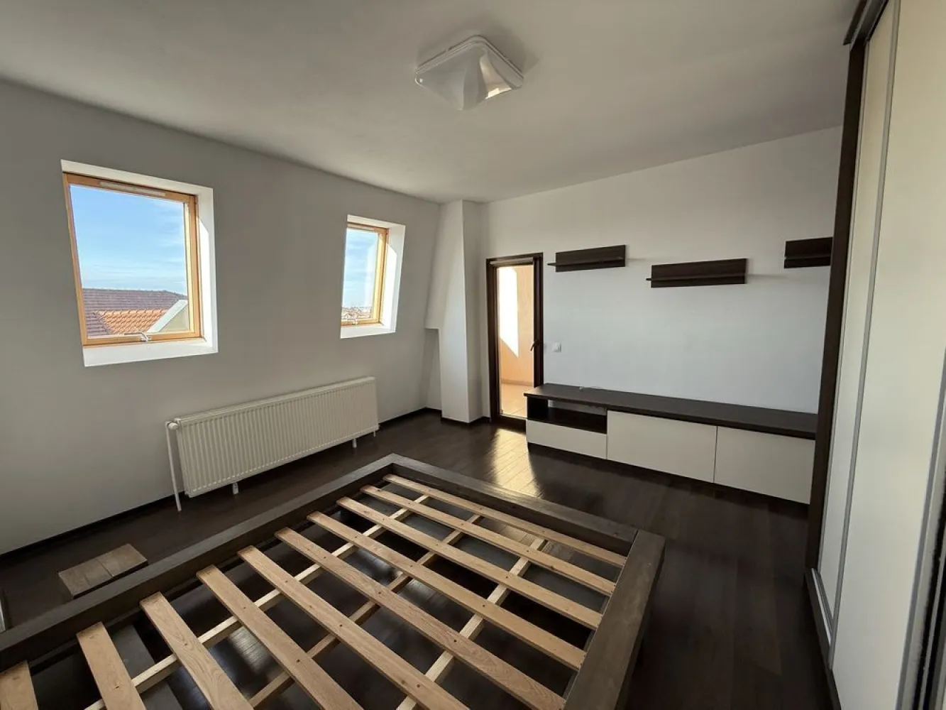 BRASADAS vinde ap 3 cam cu loc de parcare - Agentia Imobiliara BRASADAS vinde apartament cu 3 camere , bloc nou, construit in 2018, izolat, inclusiv planseul. Este situat la etajul 4/4, compus din: living + bucatarie open space, 2 dormitoare, baie si 2 balcoane. Zona pietii de vechituri, str Alexandru Odobescu. Apartamentul este partial mobilat si utilat. Locul de parcare nu este inclus in pret