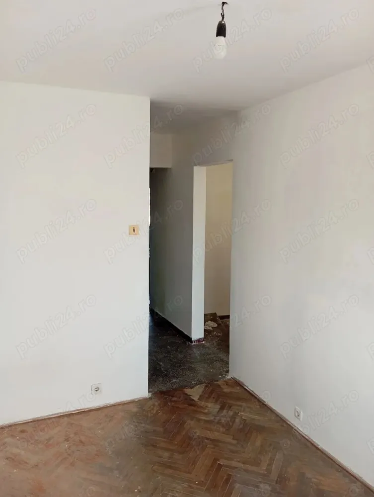 Apartament 3 camere Micro 17 Satu Mare - Apartament decomandat cu o suprafață totală de 78mp util 57,19mp. Compartimentat astfel: 3 camere 1 bucătărie 1 baie 1 debara 2 balcoane 3 holuri Apartamentul este situat la etajul 4 in zona parc UFO Micro 17,bloc dotat cu interfon,acoperișul este izolat, apartament dotat cu geam termopan, se vinde gol necesita renovare cea ce îi oferă posibilitatea cumpărătorului sa îl modifice după bunul plac! Pt detalii