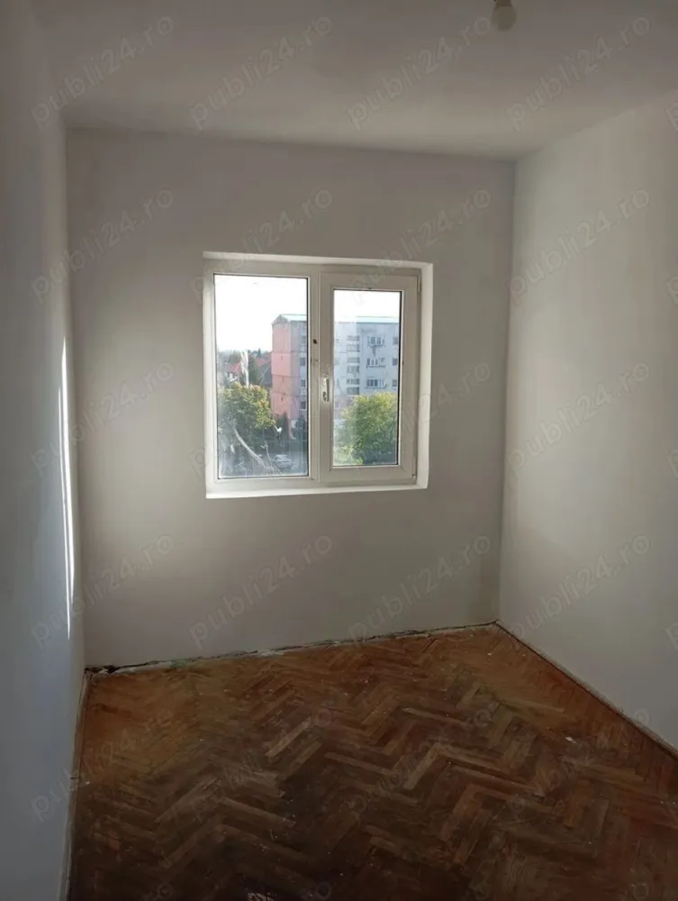 Apartament 3 camere Micro 17 Satu Mare - Apartament decomandat cu o suprafață totală de 78mp util 57,19mp. Compartimentat astfel: 3 camere 1 bucătărie 1 baie 1 debara 2 balcoane 3 holuri Apartamentul este situat la etajul 4 in zona parc UFO Micro 17,bloc dotat cu interfon,acoperișul este izolat, apartament dotat cu geam termopan, se vinde gol necesita renovare cea ce îi oferă posibilitatea cumpărătorului sa îl modifice după bunul plac! Pt detalii